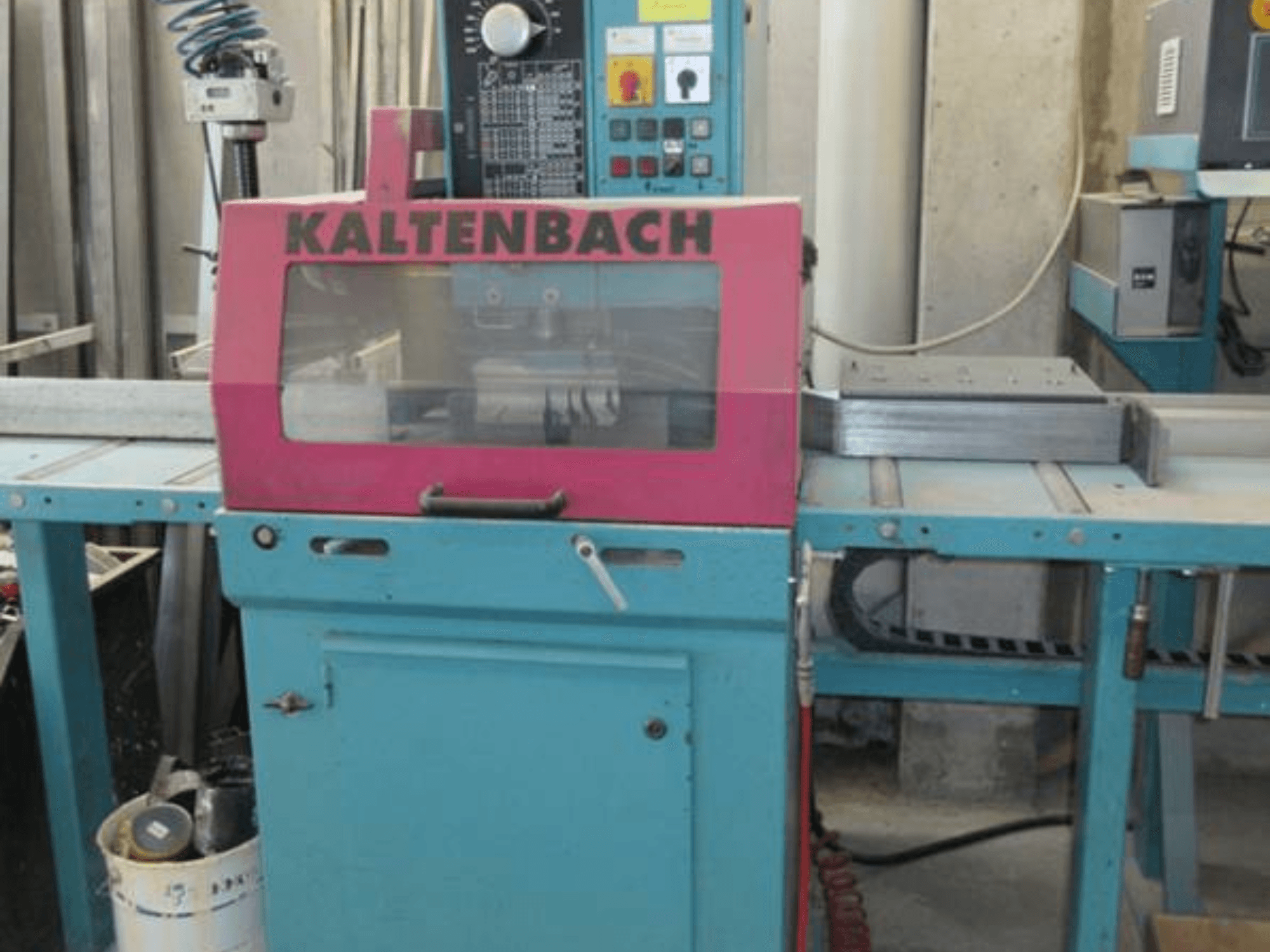 Kružna pila za metal KALTENBACH KKS 400 E sprijeda, s ružičastim zaštitnim poklopcem i upravljačkom pločom s gumbima.