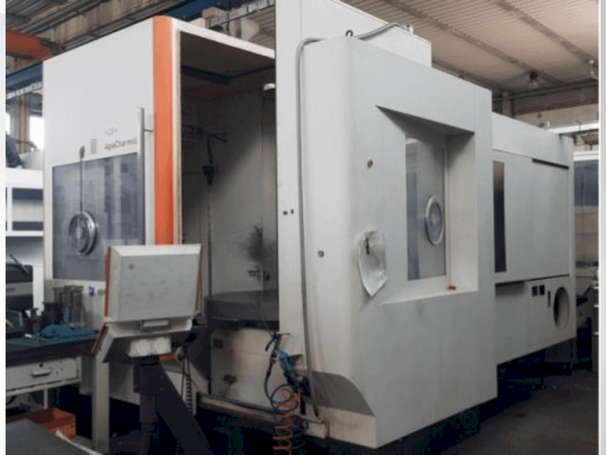 Prikaz stroja MIKRON HPM 1350U sprijeda