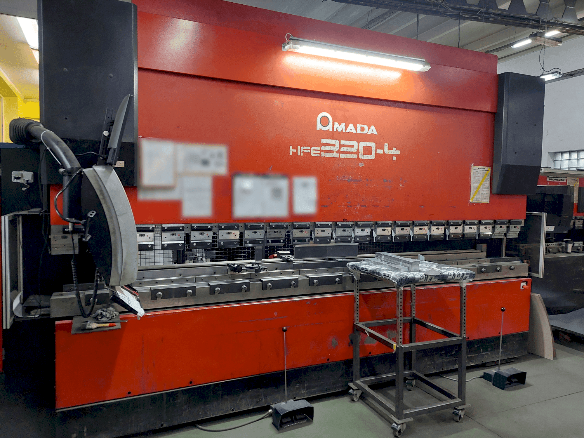 Prikaz stroja AMADA HFE 220-4 sprijeda