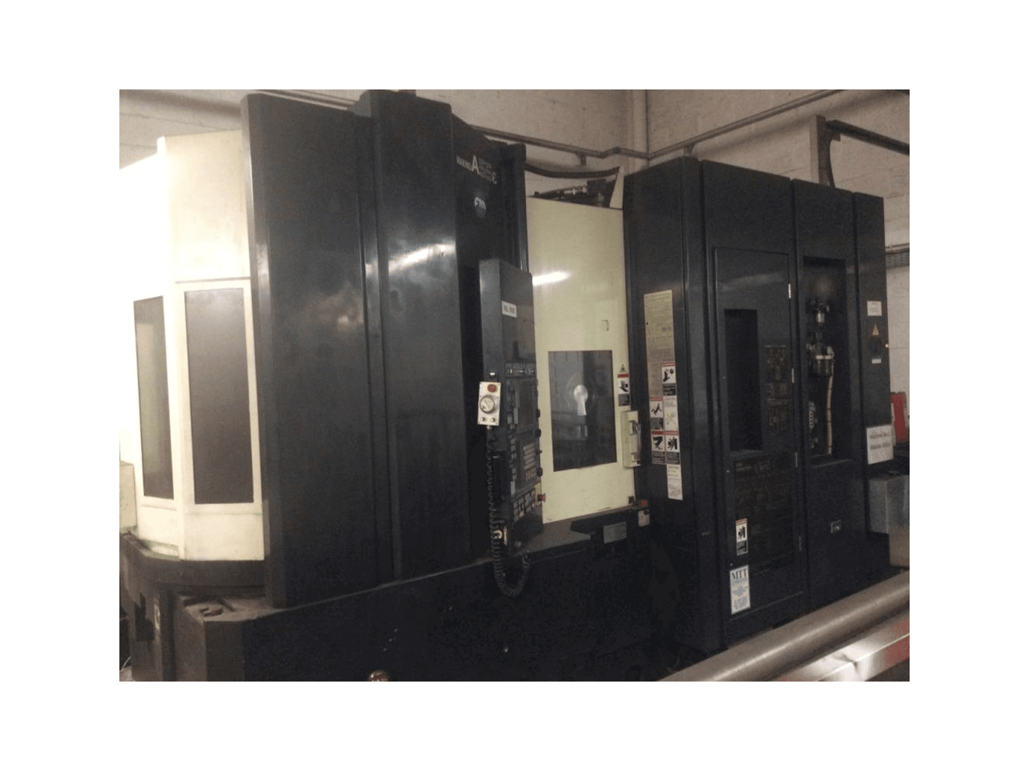 Prikaz stroja Makino A55e sprijeda