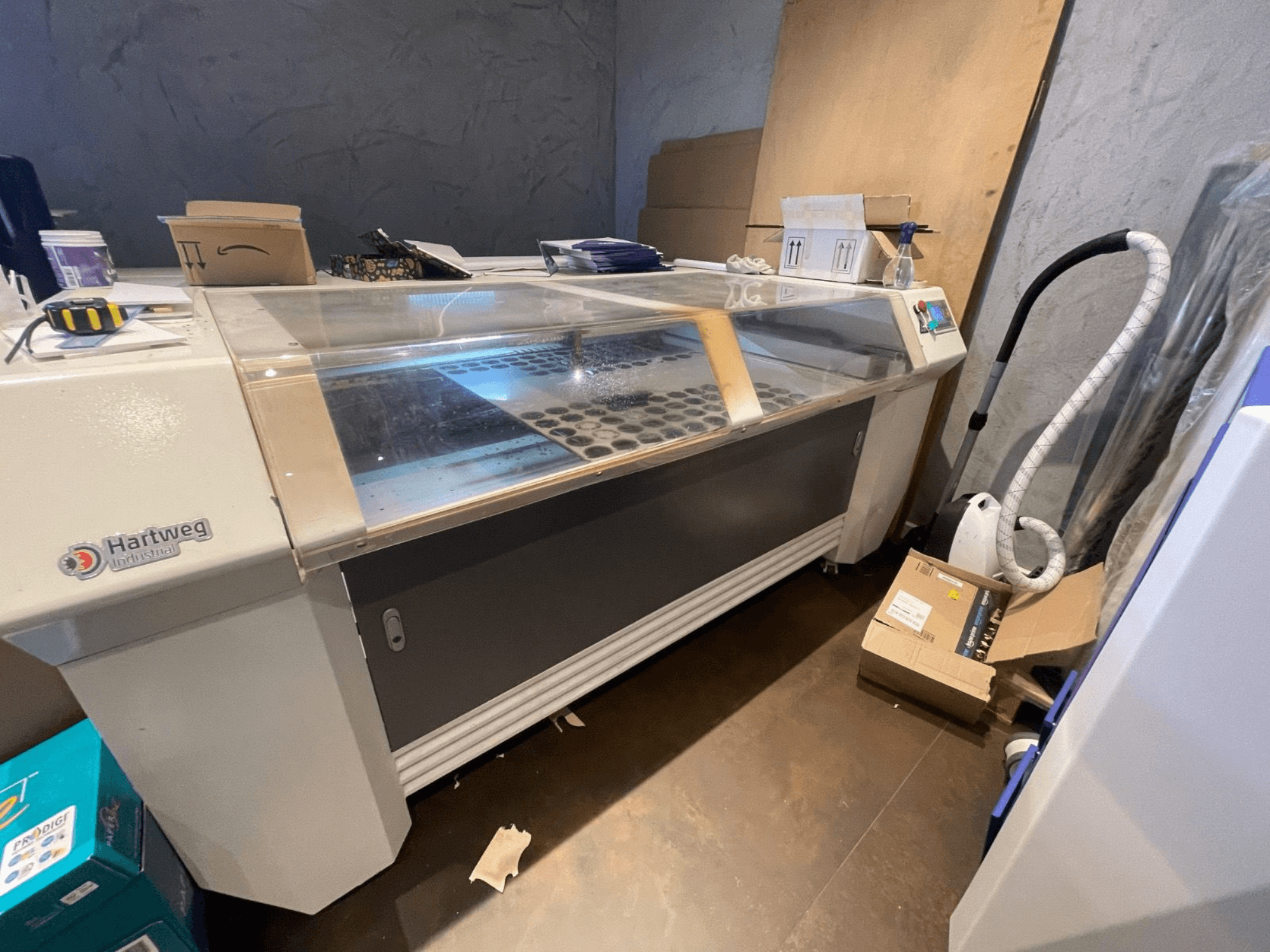 Stroj za CO2 lasersko rezanje Bodor CL-1610XUF u bočnom pogledu, prikazuje radno područje s utorima za materijal i upravljačkom pločom.