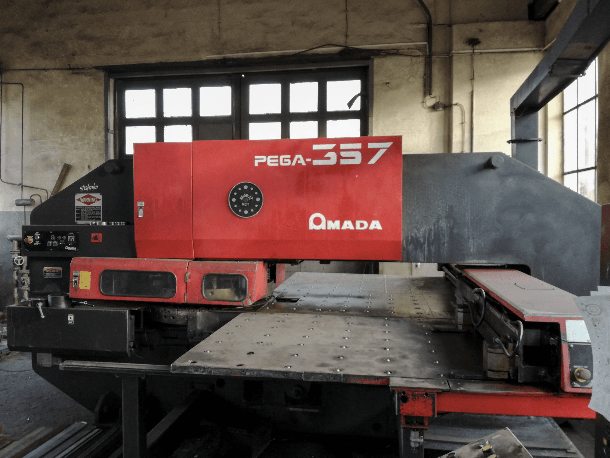 Prikaz 1 stroja AMADA PEGA 357 sprijeda