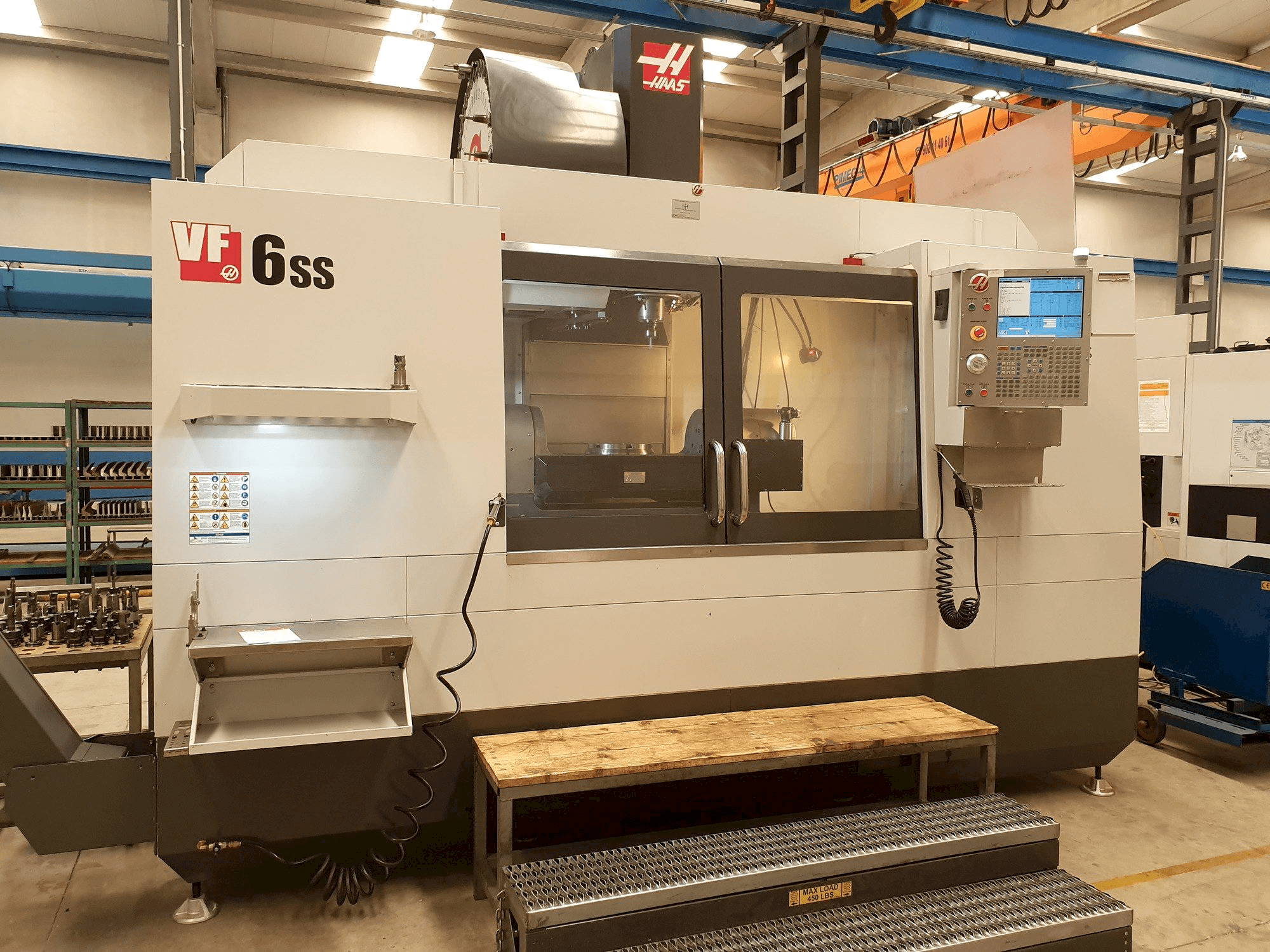 Prikaz stroja HAAS VF-6SS sprijeda