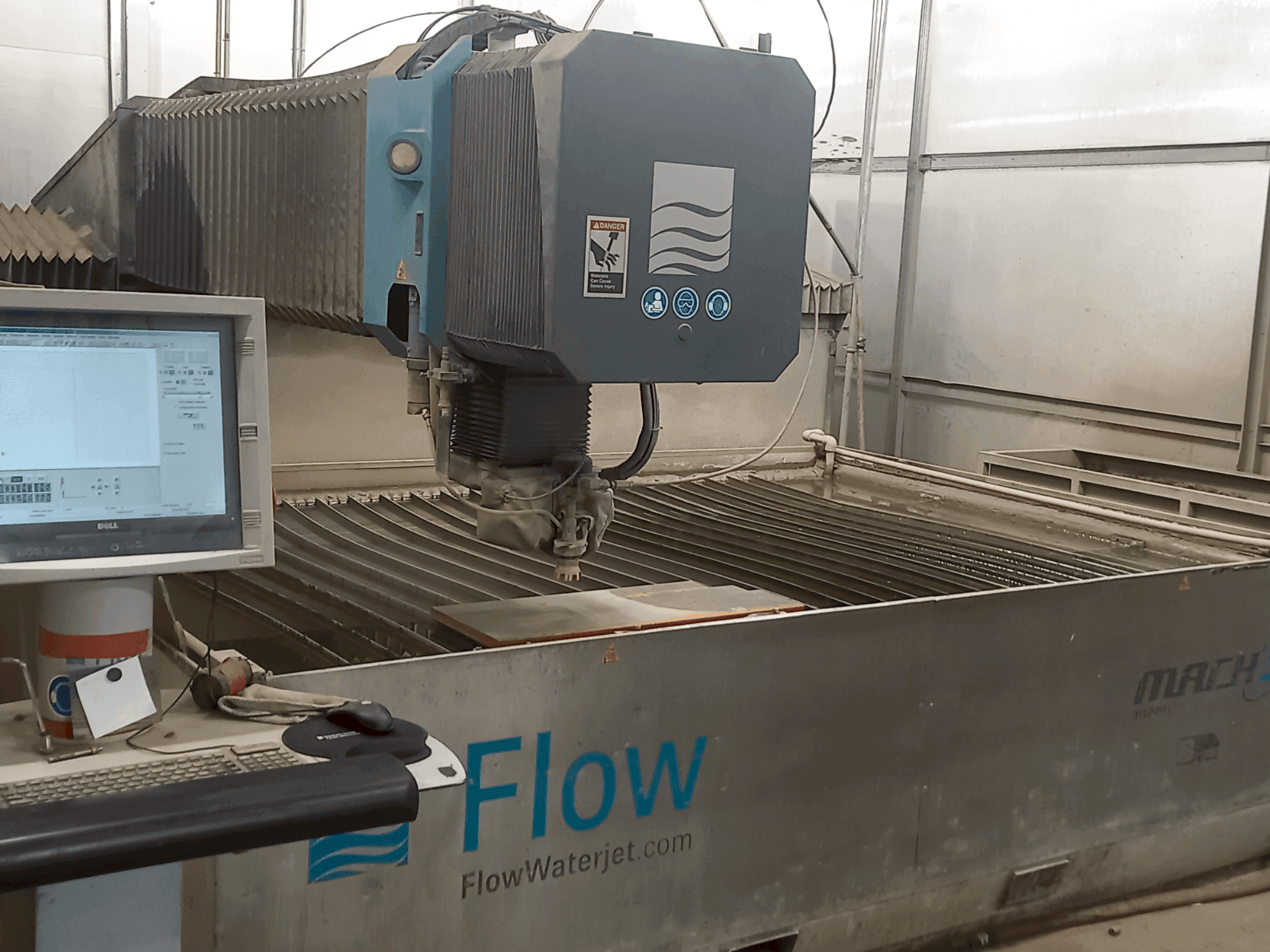 Prikaz stroja Flow Mach 3-3020b sprijeda