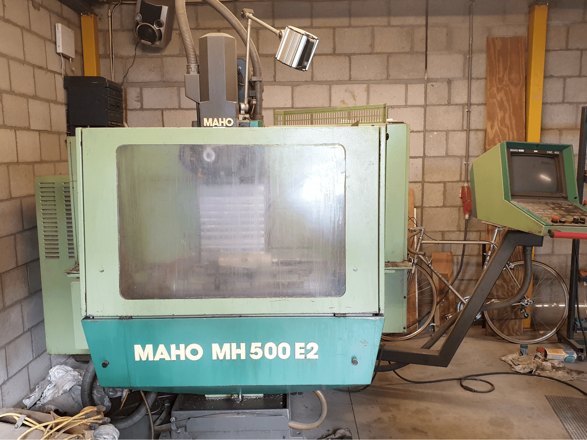 Prikaz lijeve strane stroja Maho MH 500