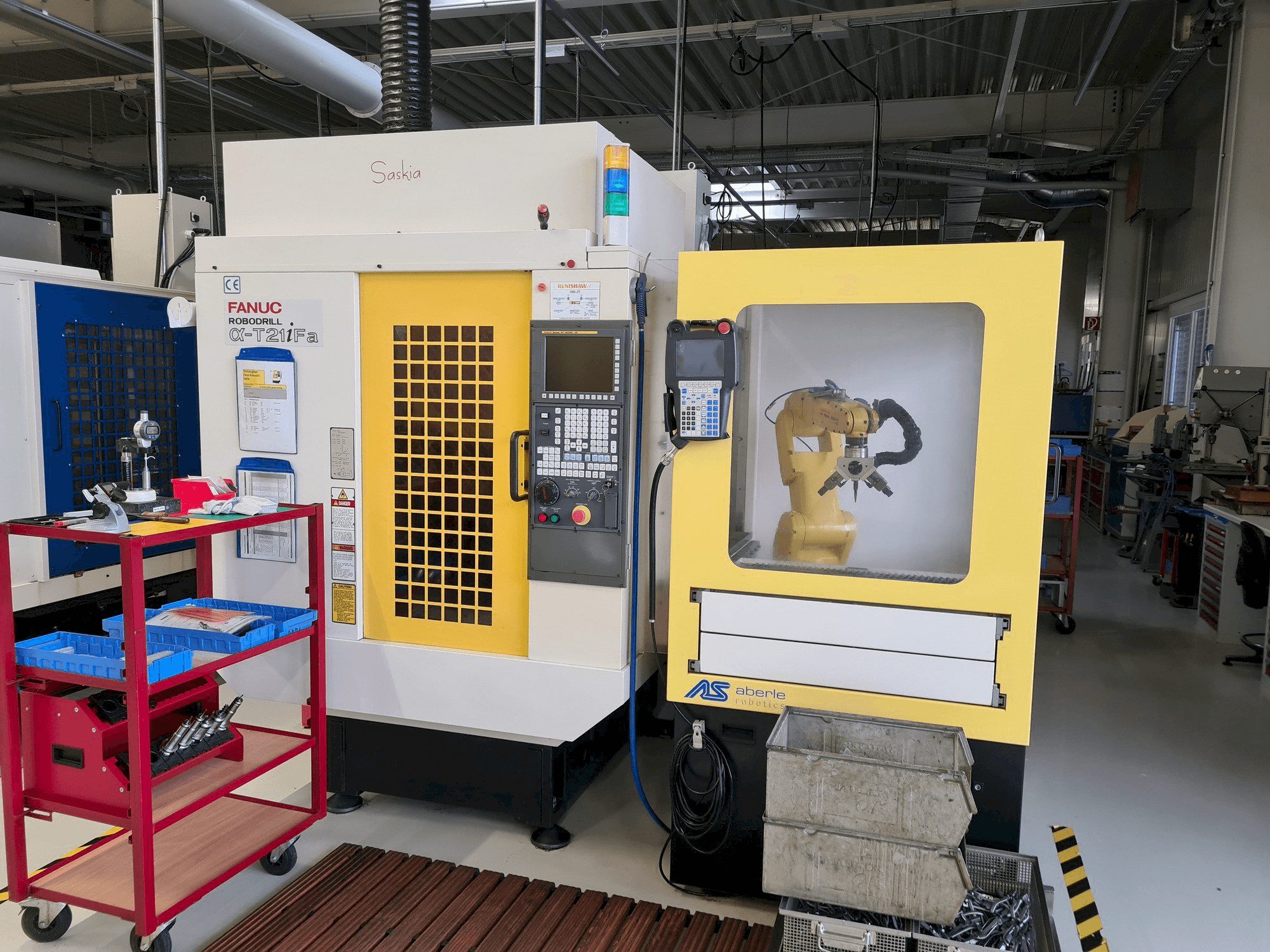 Prikaz stroja FANUC Robodrill ALPHA T21iFA sprijeda