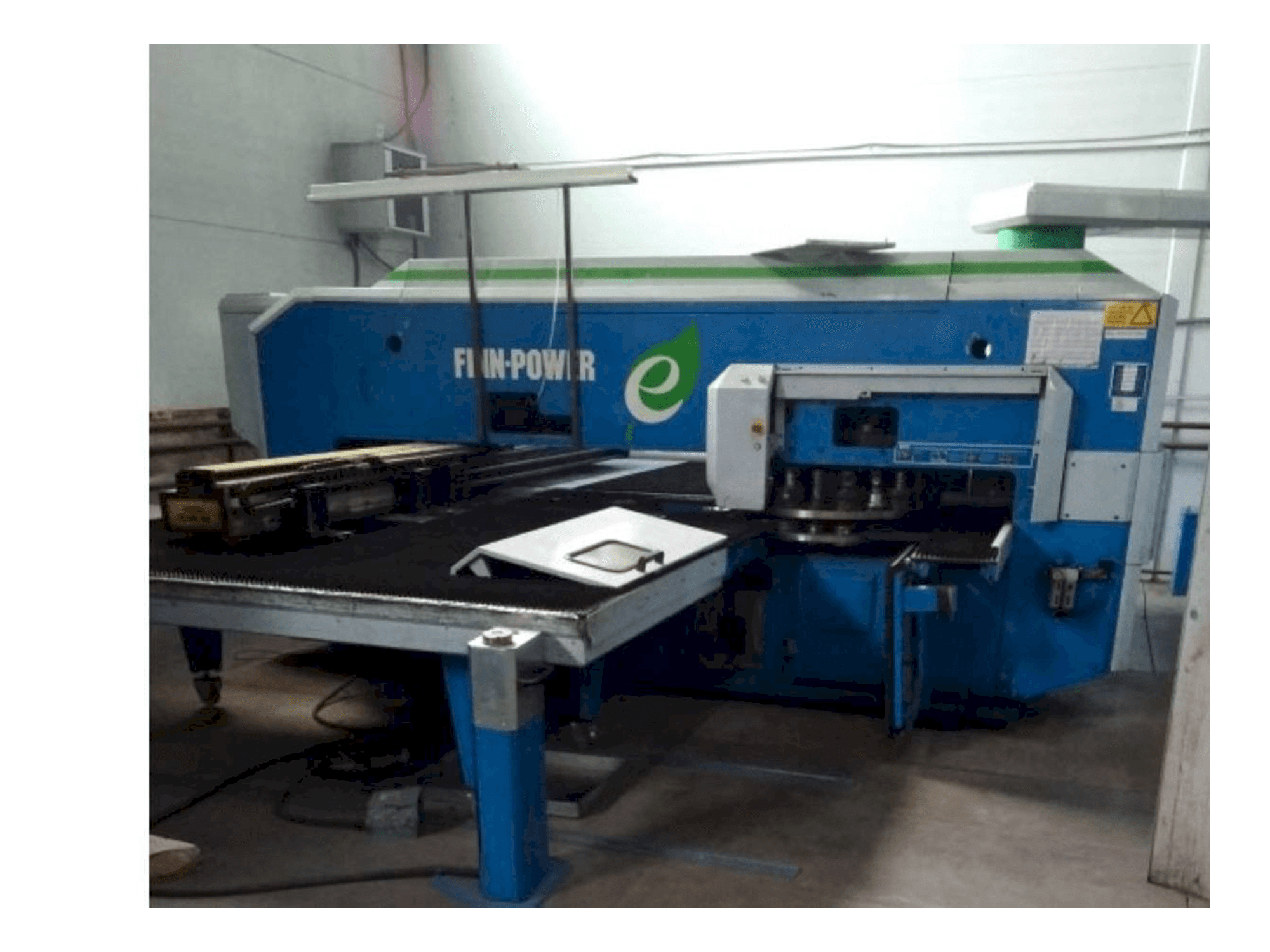 Prikaz stroja Finn-Power E5 sprijeda