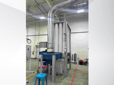 Veliki industrijski ventilacijski sustav, prednji pogled, sa sjajnim metalnim kanalima i plavom bazom, smješten u prostranom skladištu.