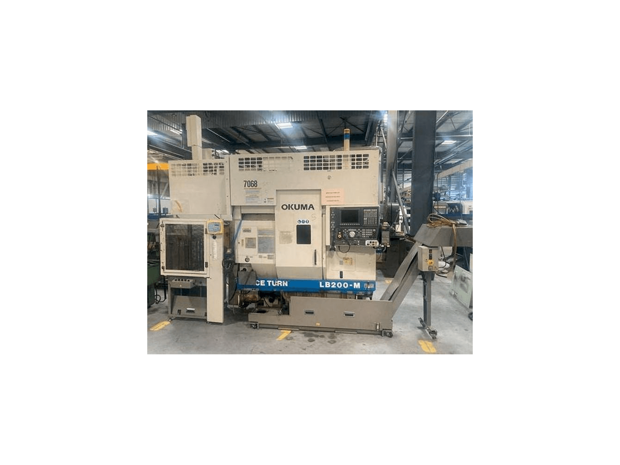 Prikaz stroja Okuma LB 200M sprijeda