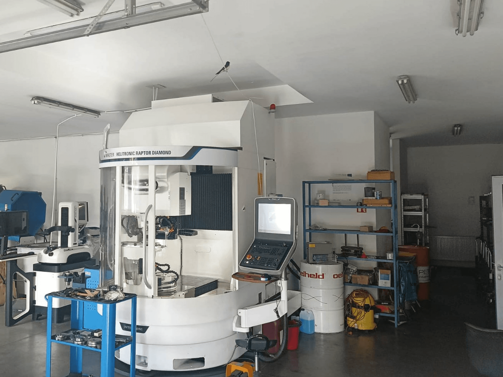 WALTER HELITRONIC RAPTOR DIAMOND cilindrična brusilica u radionici, bočni pogled s upravljačkom pločom i alatima u blizini.