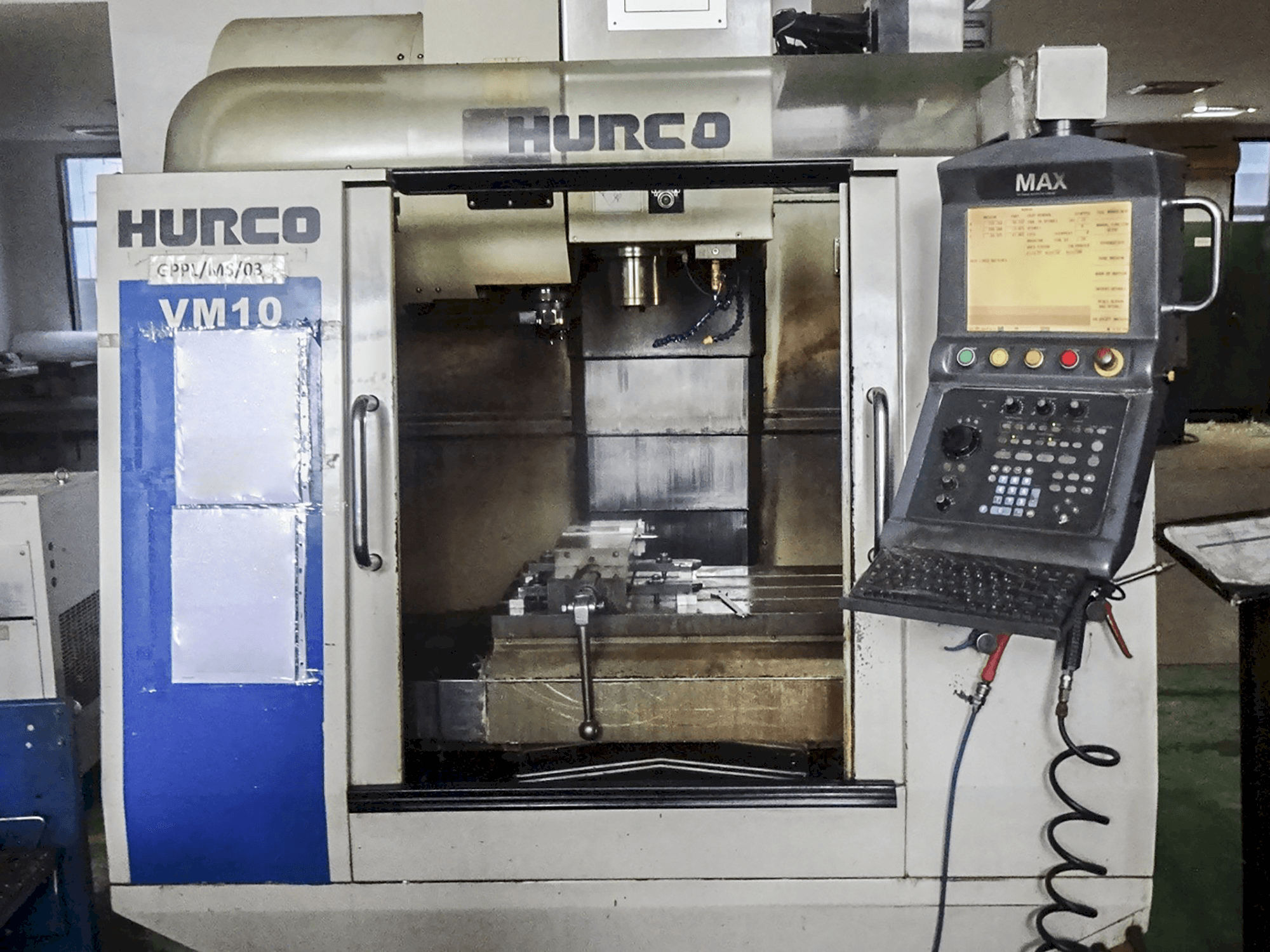 Prikaz stroja Hurco VM10 sprijeda