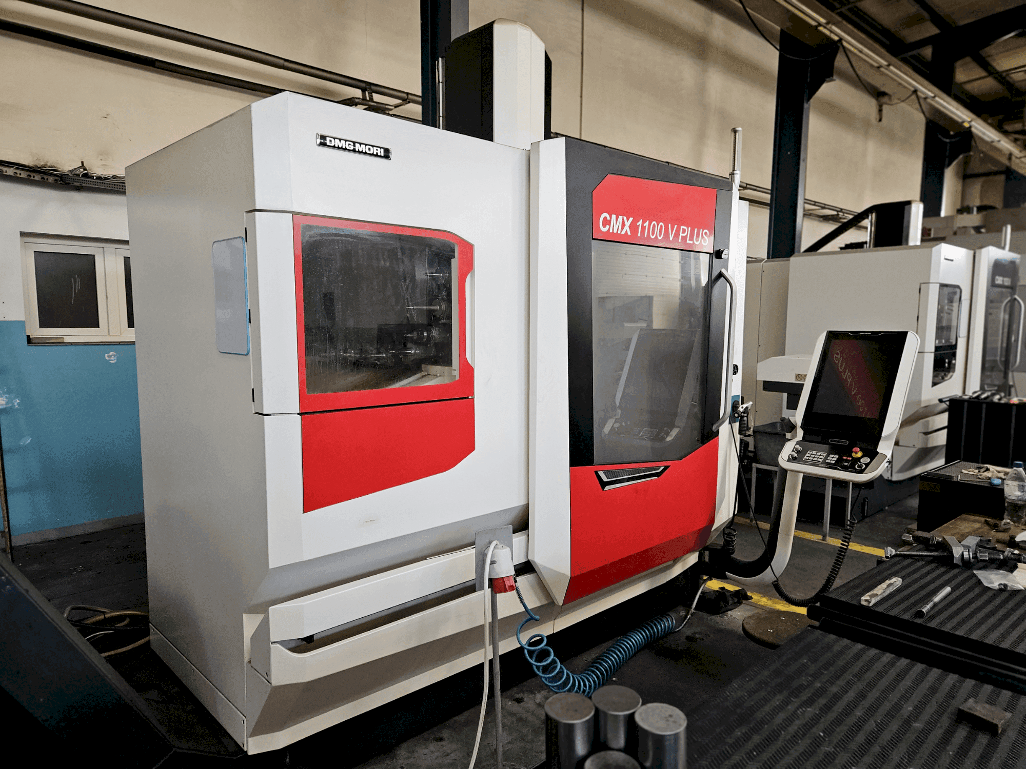 Prikaz stroja DMG MORI CMX 1100 V sprijeda