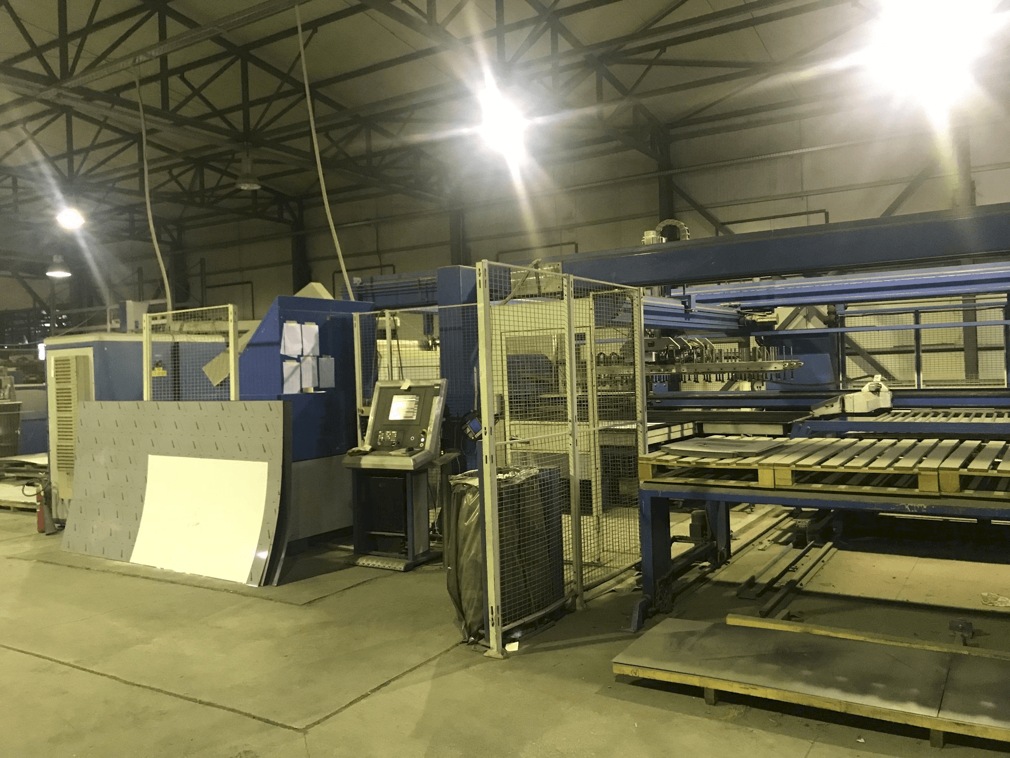 Prikaz stroja Finn-Power LP6 sprijeda