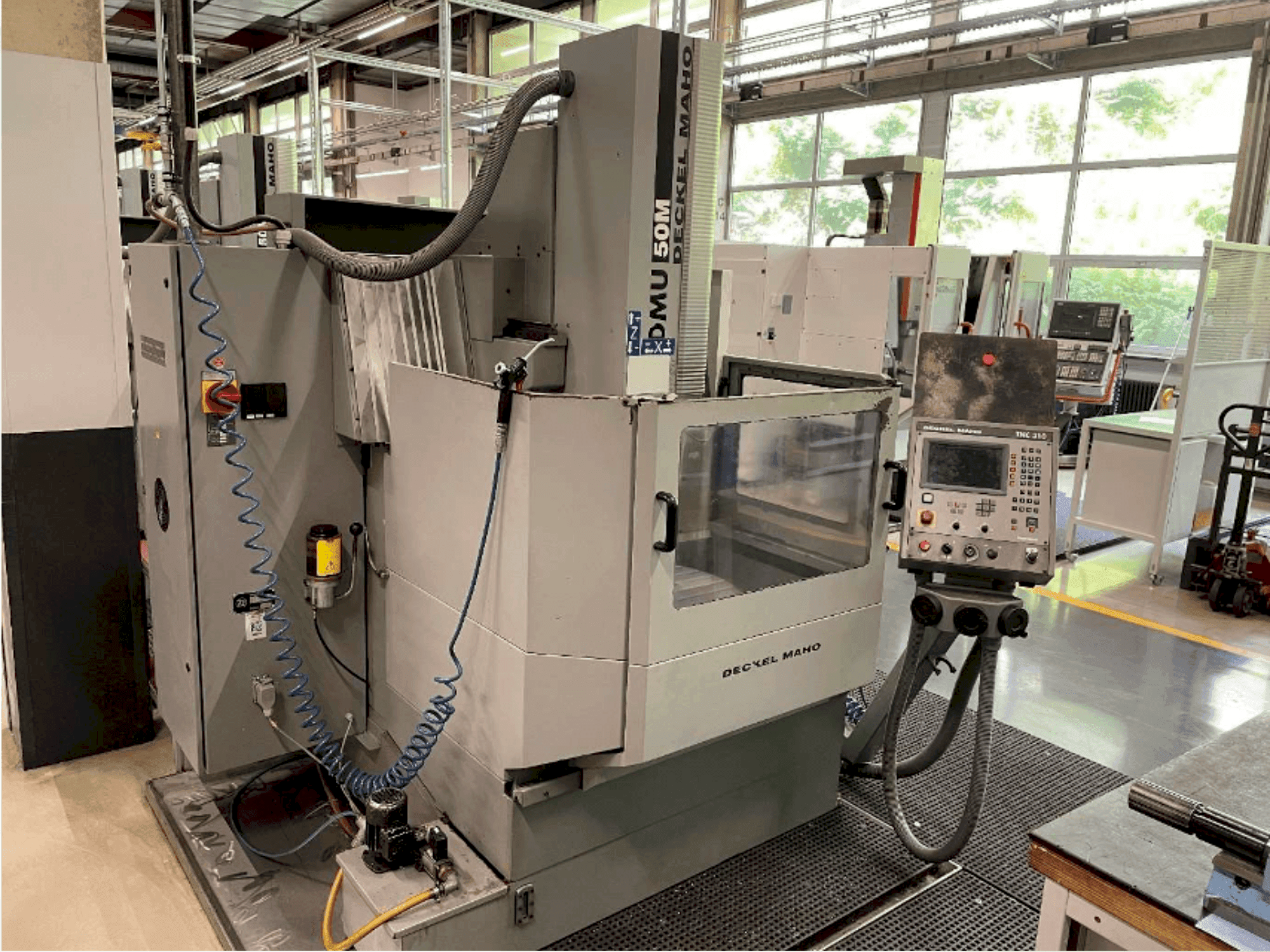 Prikaz stroja DECKEL DMU 50 sprijeda