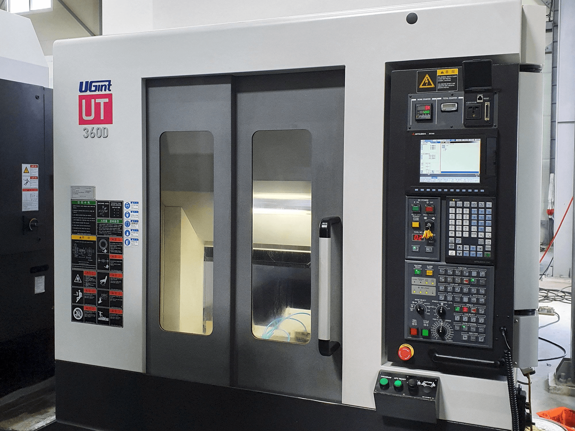 Prikaz stroja UGINT UT360D sprijeda