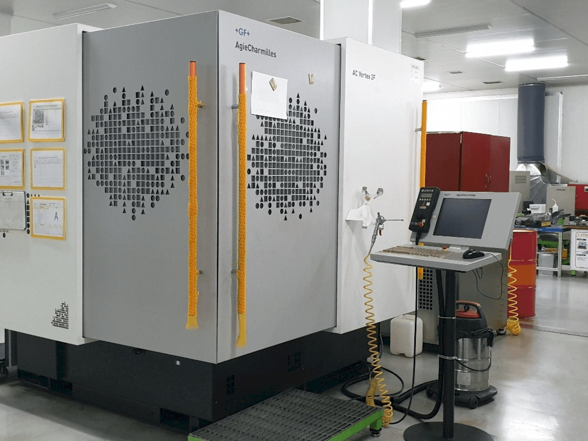 Prikaz stroja AgieCharmilles AC VERTEX 2F sprijeda