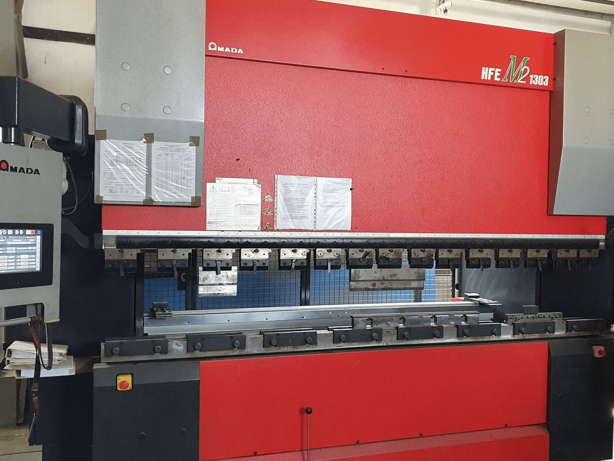 Prikaz stroja AMADA HFE-1303M2 8 Axes sprijeda