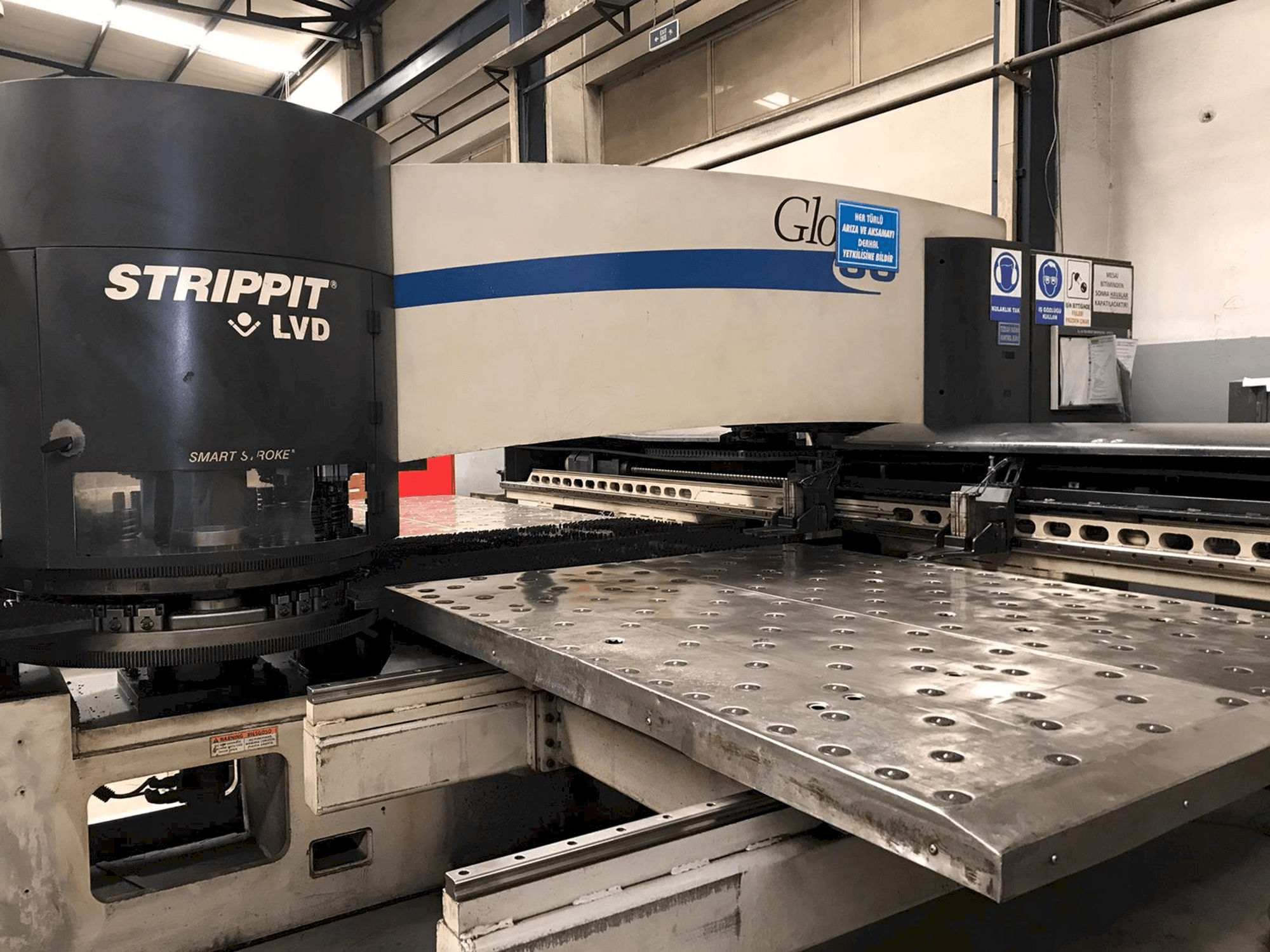 Prikaz stroja LVD STRIPPIT Global 30 1525 sprijeda