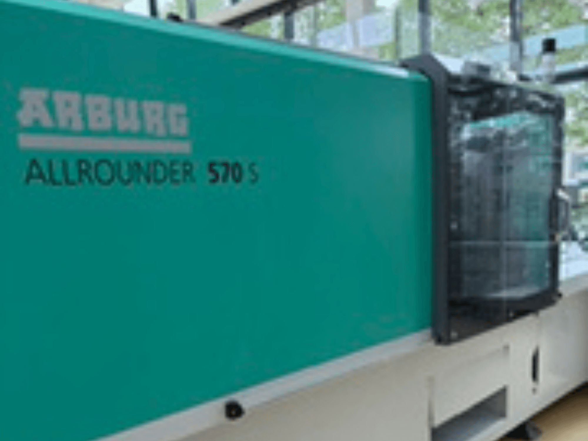 Prednji pogled na Arburg ALLROUNDER 570 S 1600-290, s tirkiznom vanjštinom i jedinicom za ubrizgavanje, koji prikazuje dio dizajna stroja.