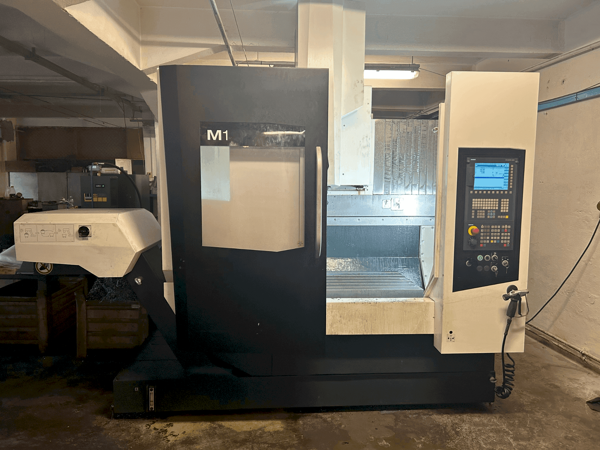 Prikaz stroja DMG MORI M1 sprijeda