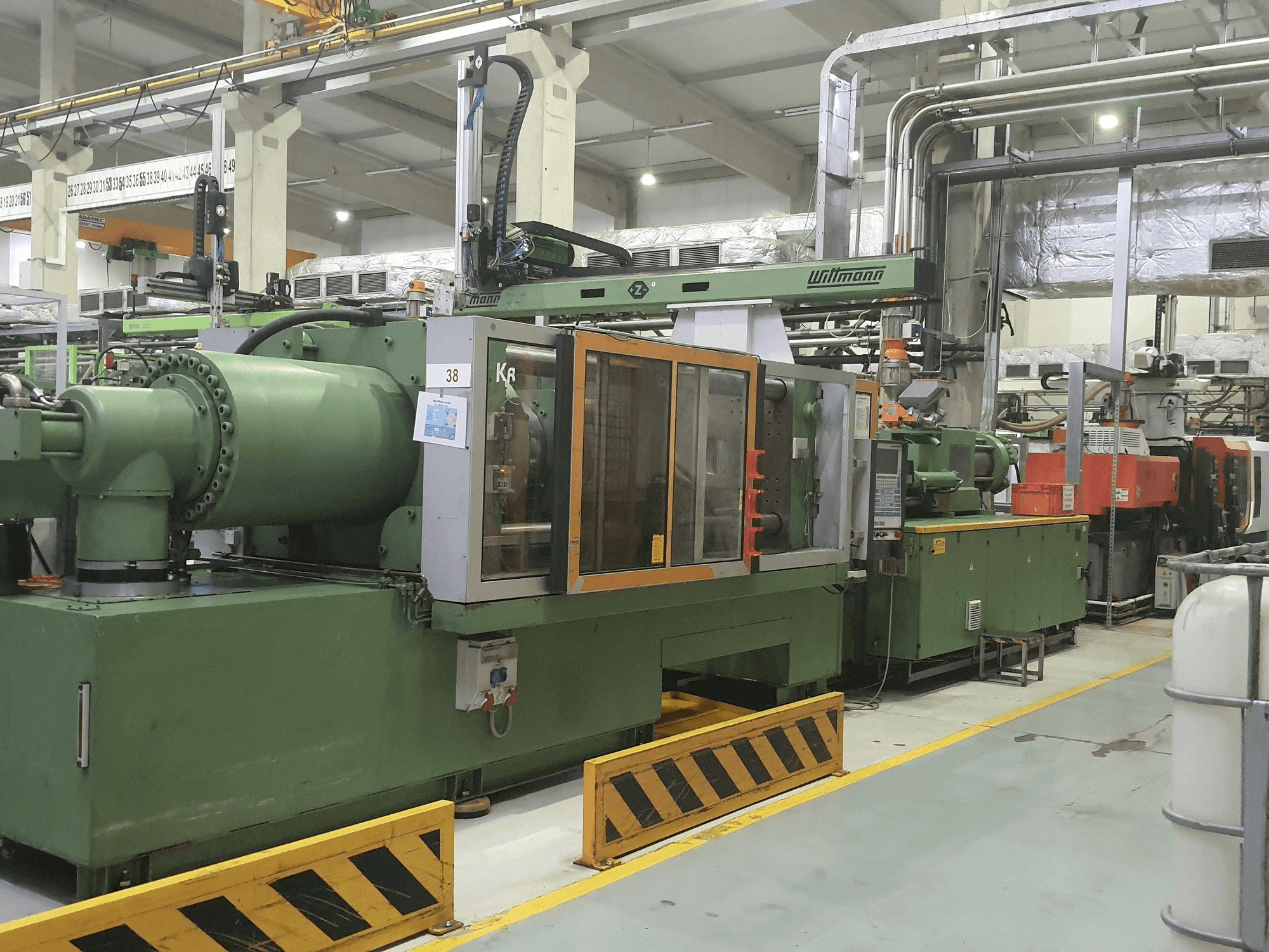 Prikaz stroja Krauss Maffei 420-3000 sprijeda