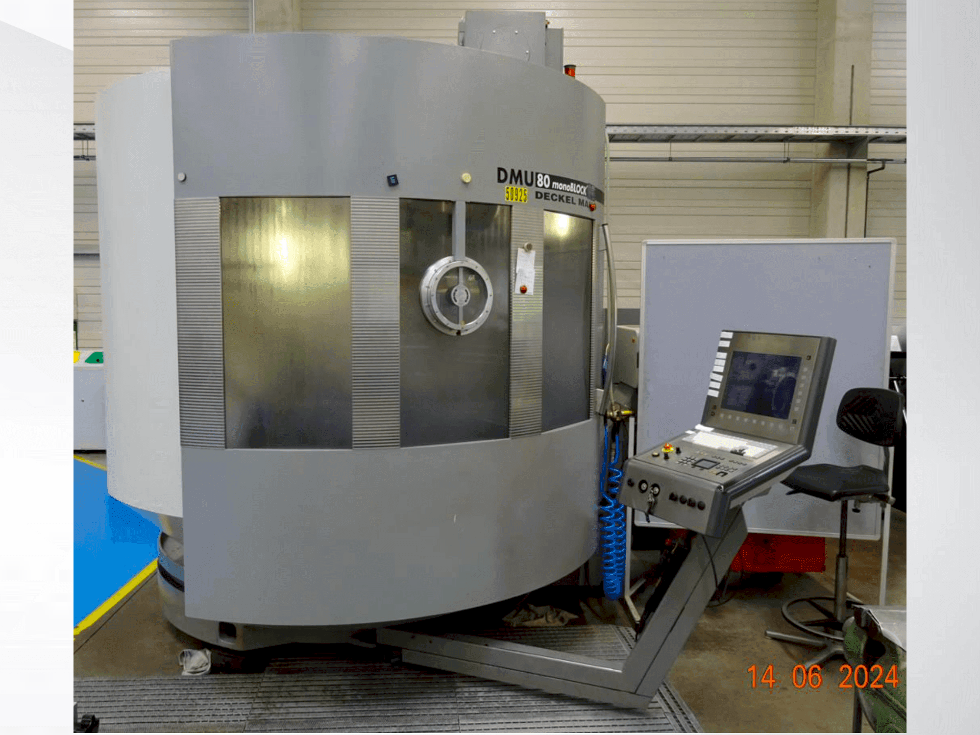 Prikaz bočne strane stroja DMG DMU 80 MonoBlock