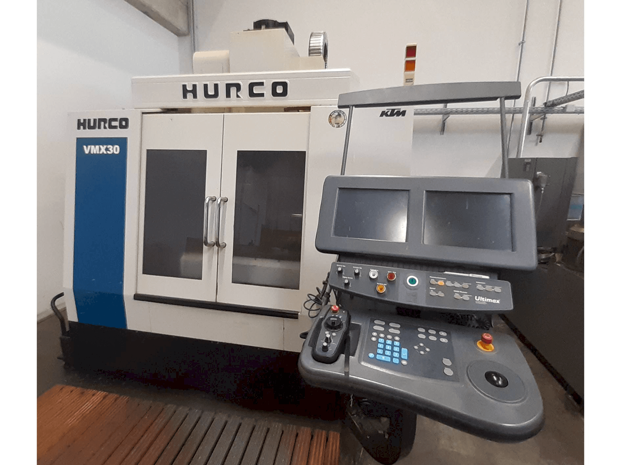 Prikaz stroja Hurco VMX 30 sprijeda