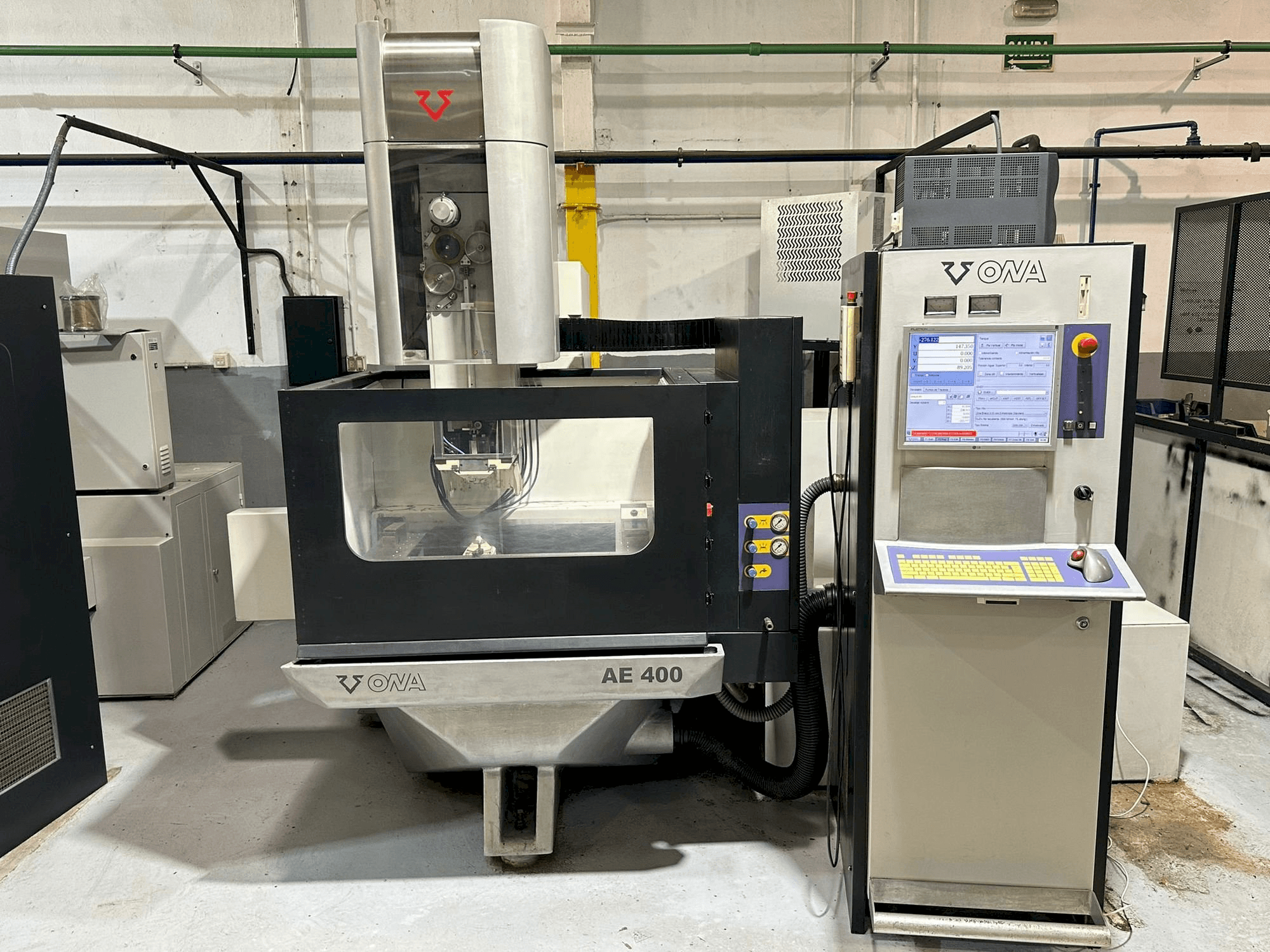 Prikaz stroja ONA AE400 sprijeda