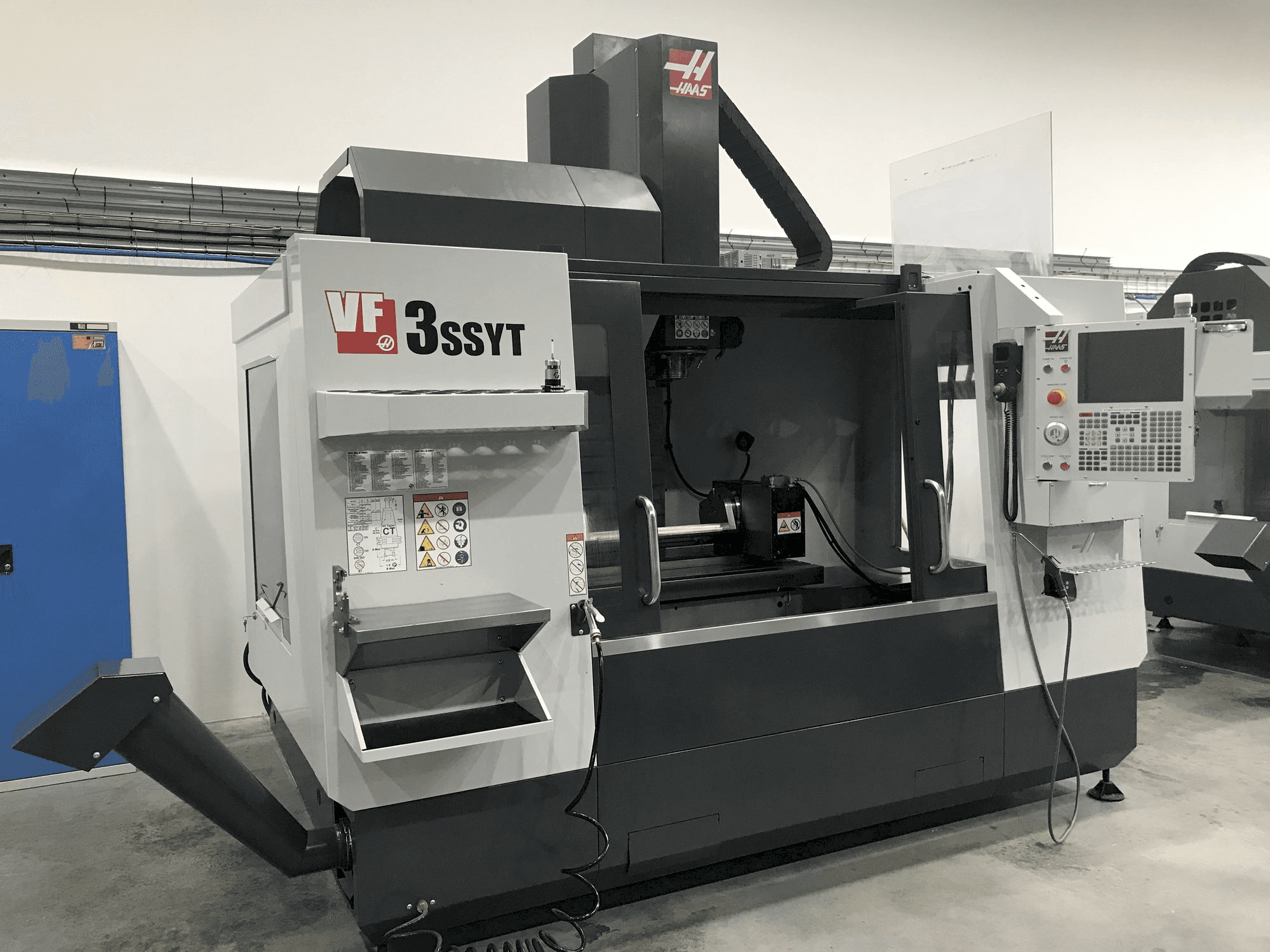 Prikaz stroja HAAS VF-3 SSYT sprijeda