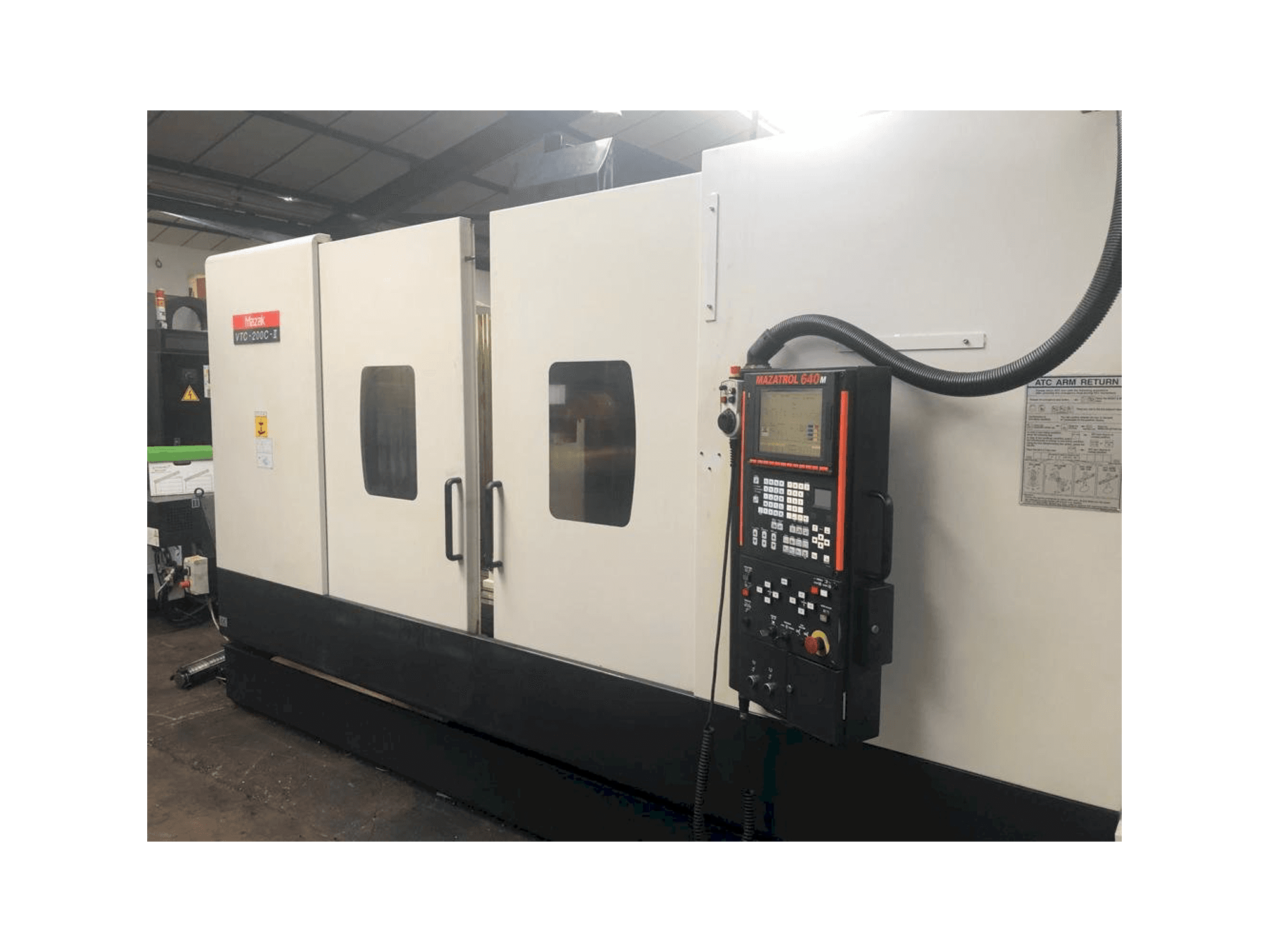 Prikaz stroja Mazak VTC-200C-II sprijeda