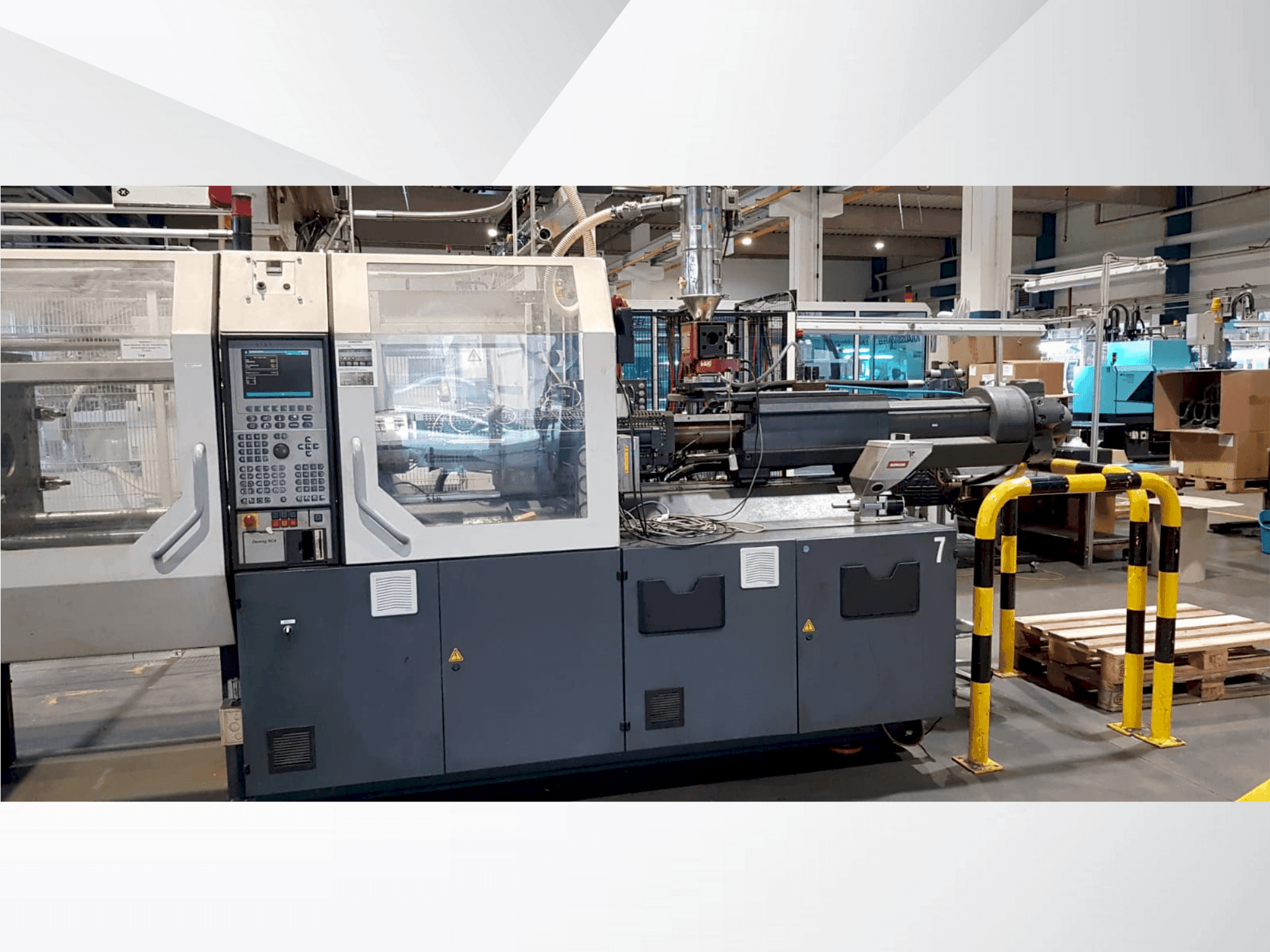 Prikaz stroja DEMAG Concept 200/500-840 + W711 sprijeda