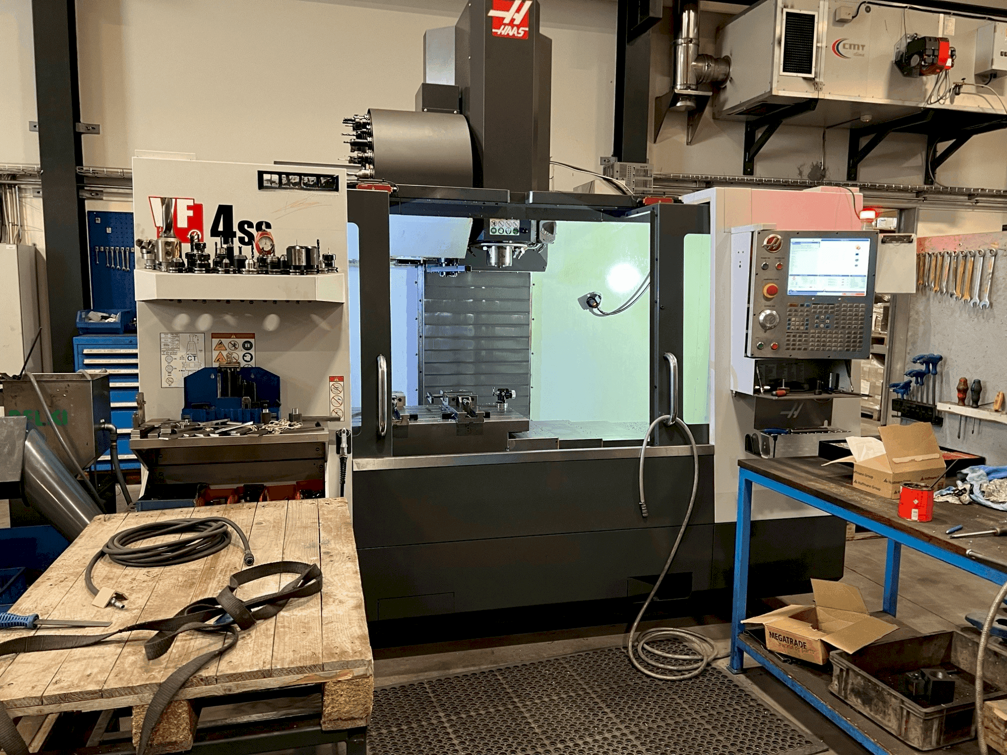 Prikaz stroja HAAS VF-4SS sprijeda