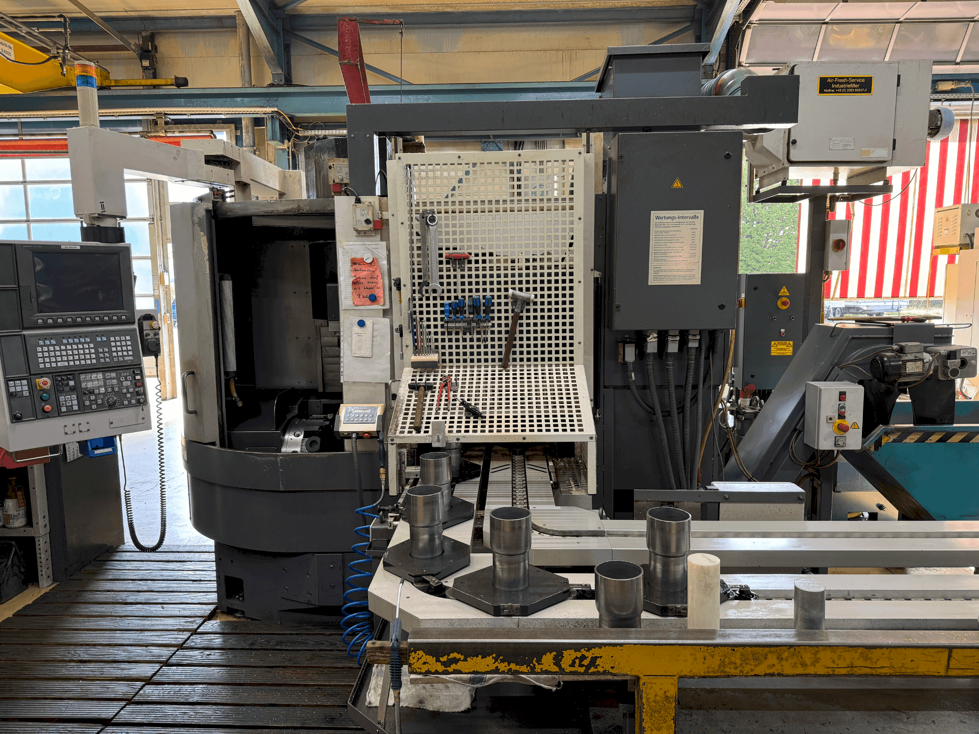 Prikaz stroja Okuma LVT 300-M sprijeda