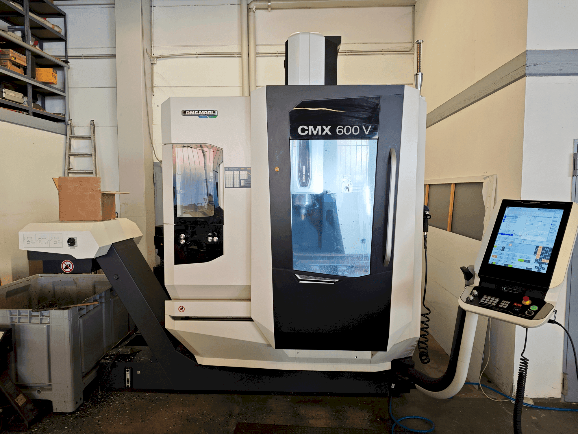 Prikaz stroja DMG MORI CMX 600 V sprijeda