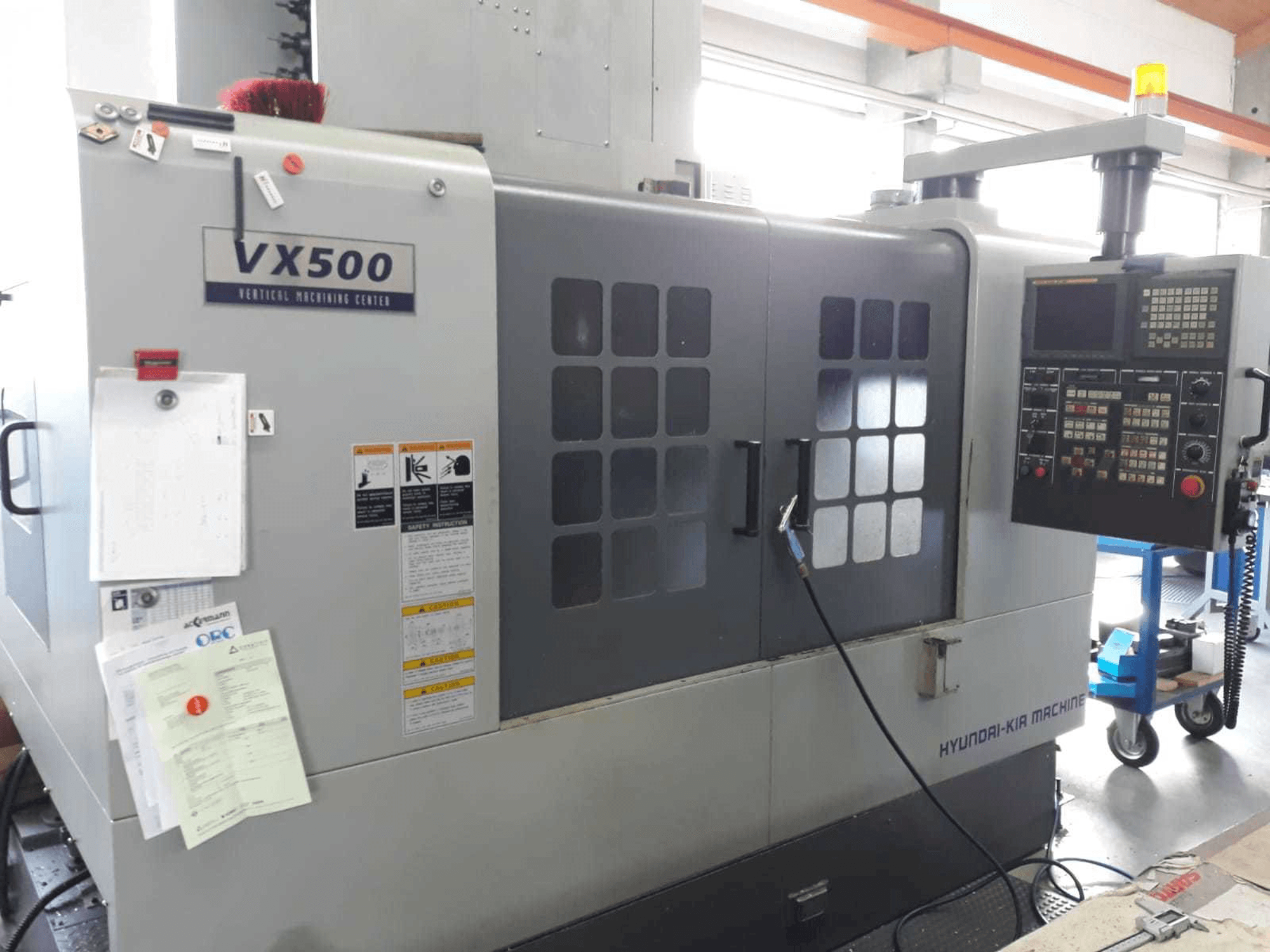 Prikaz stroja Hyundai Kia VX500 sprijeda