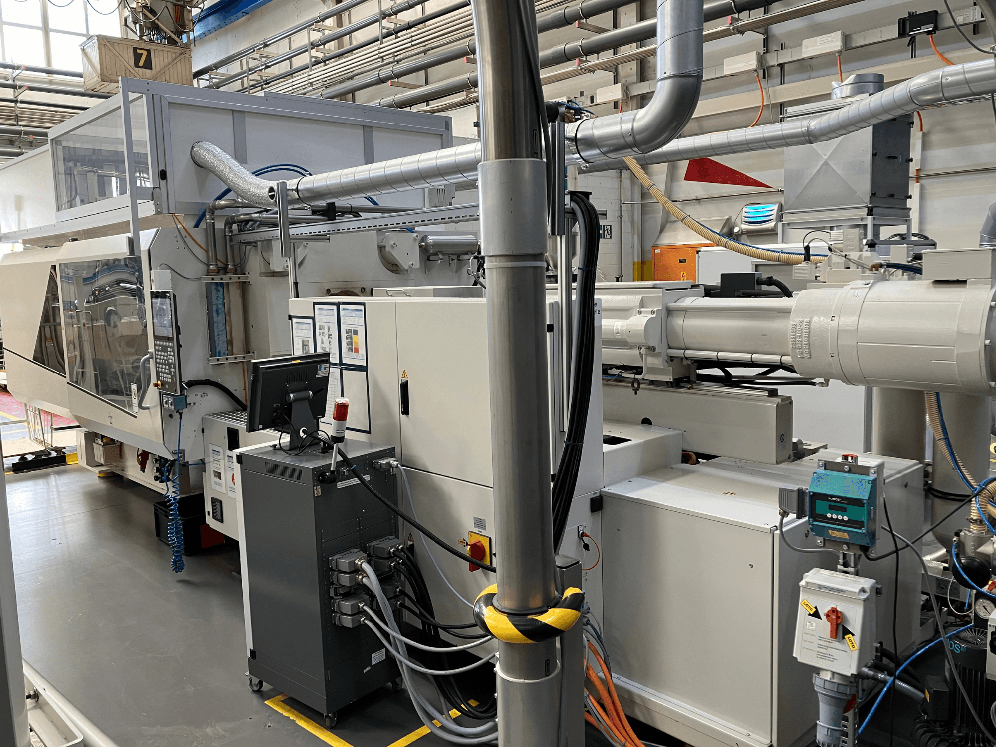 Industrijski strojevi s upravljačkom pločom, prednji pogled, s cijevima, električnim komponentama i sigurnosnim značajkama.