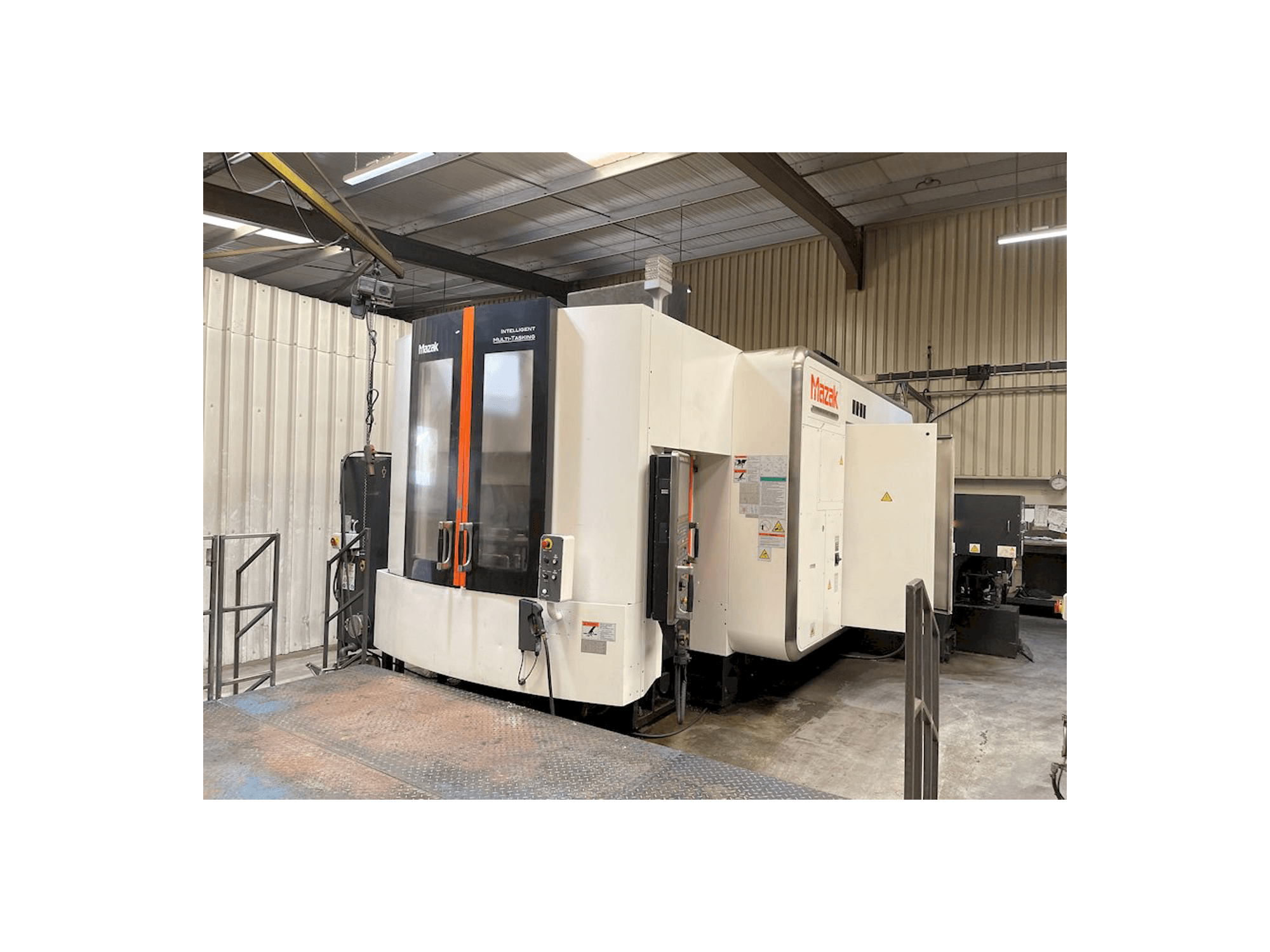 Prikaz stroja Mazak VARIAXIS i-800 sprijeda