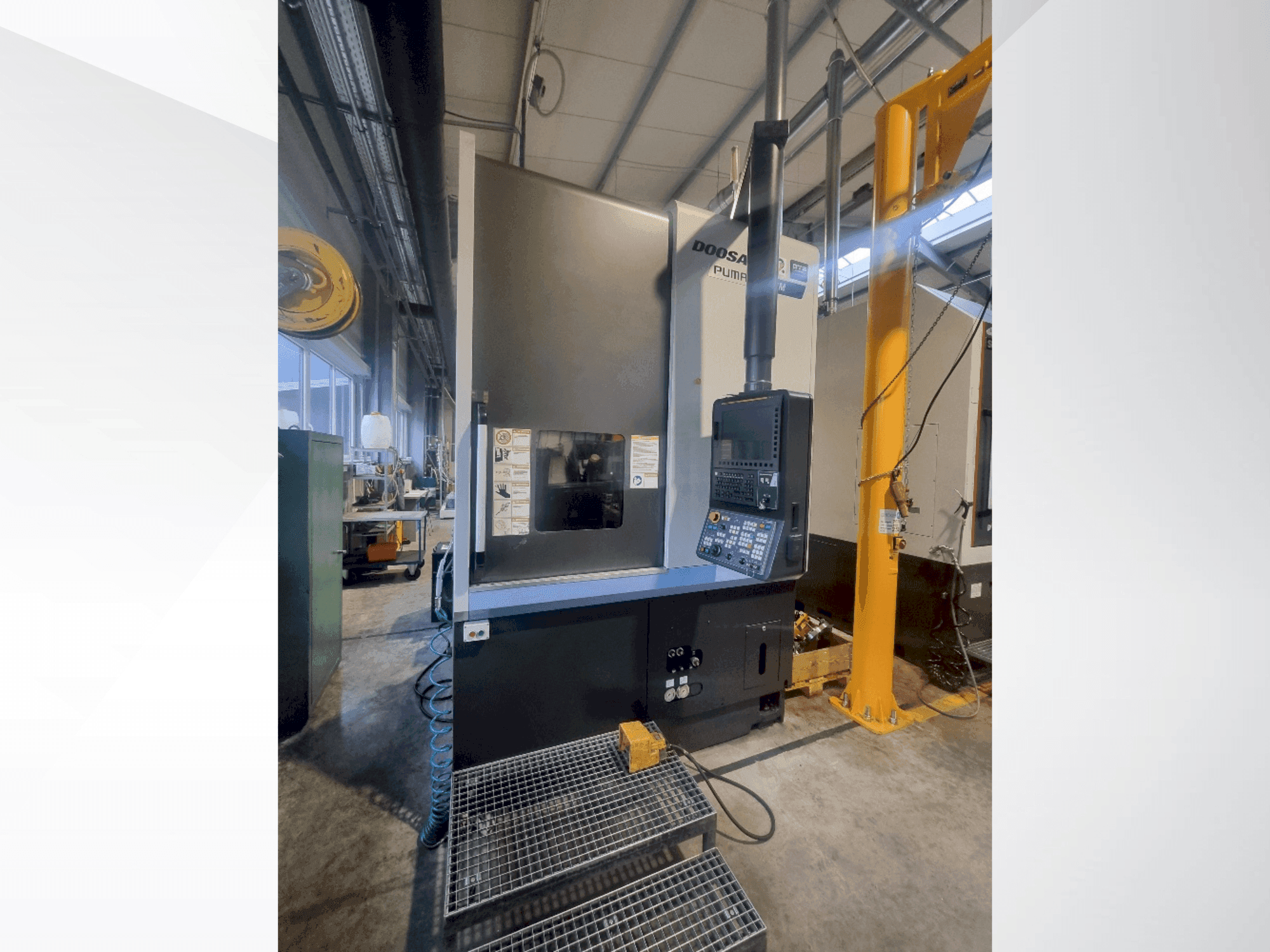 Prikaz stroja DOOSAN V8300MR sprijeda
