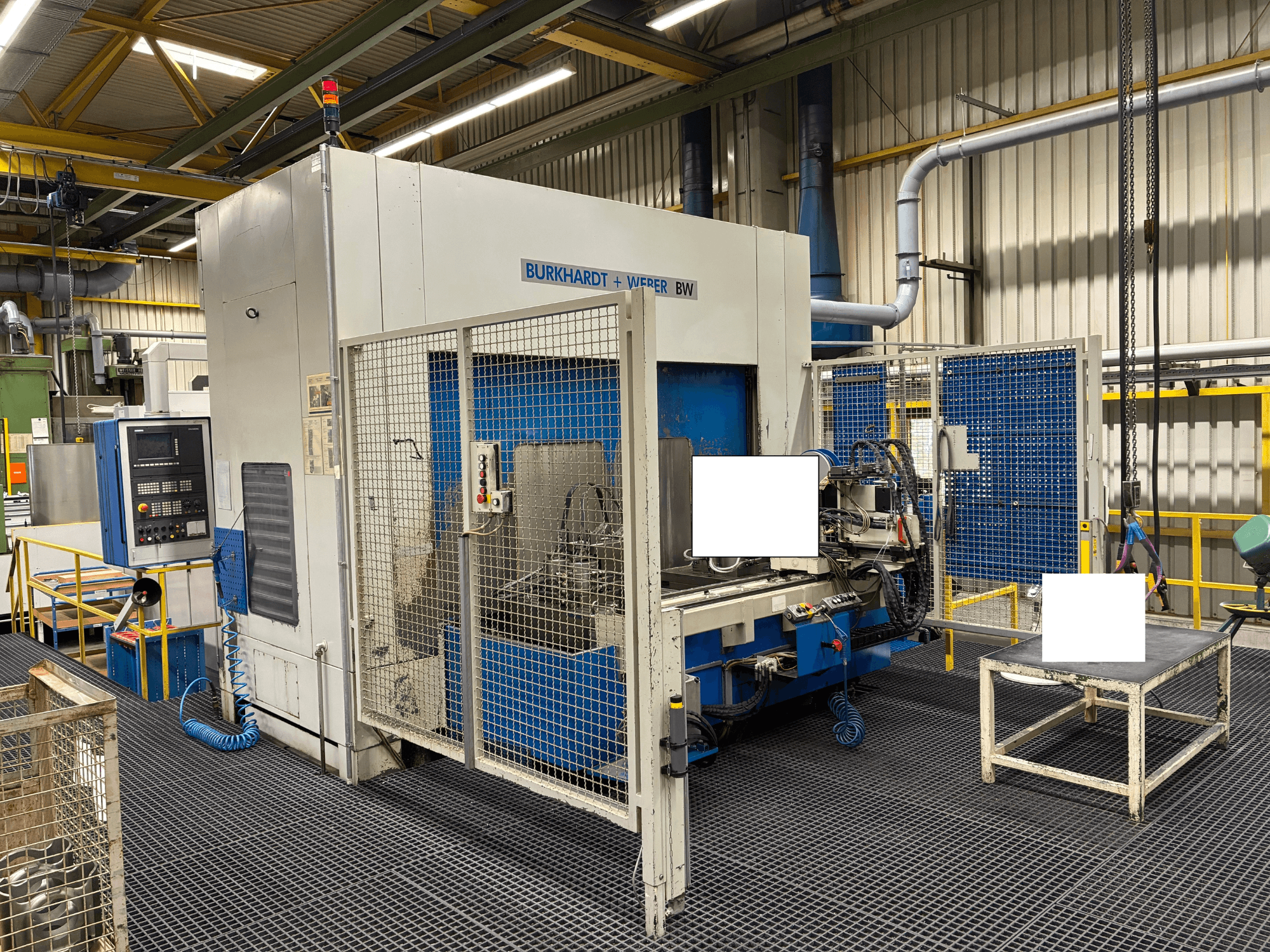 Burkhardt + Weber BW obradni centar, pogled sprijeda, sadrži upravljačku ploču i sigurnosno kućište, smješten u industrijskom okruženju.