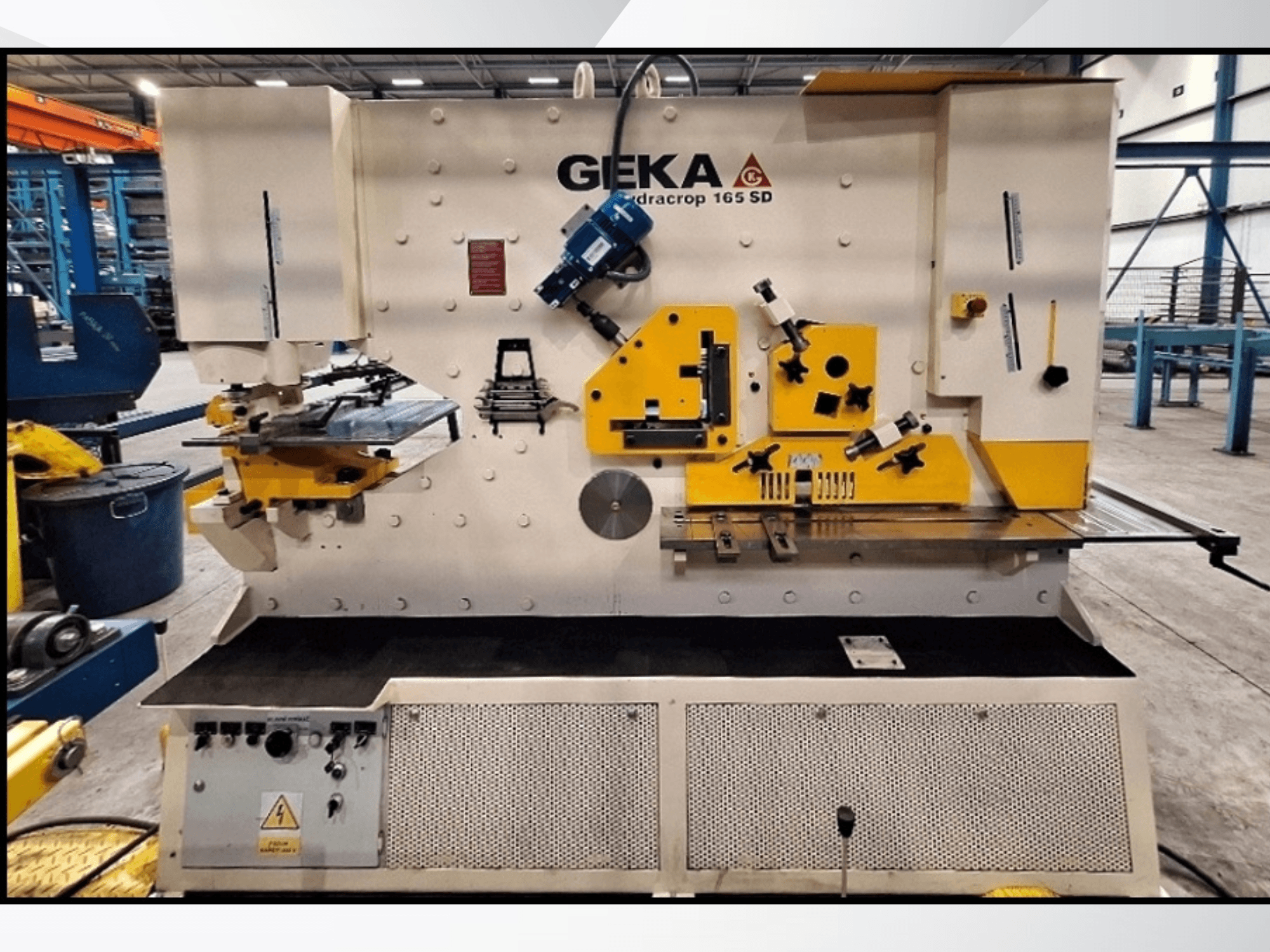CNC škare GEKA HYDRACROP 165/300 SD u prednjem pogledu, s prikazom kontrola i značajki rezanja.