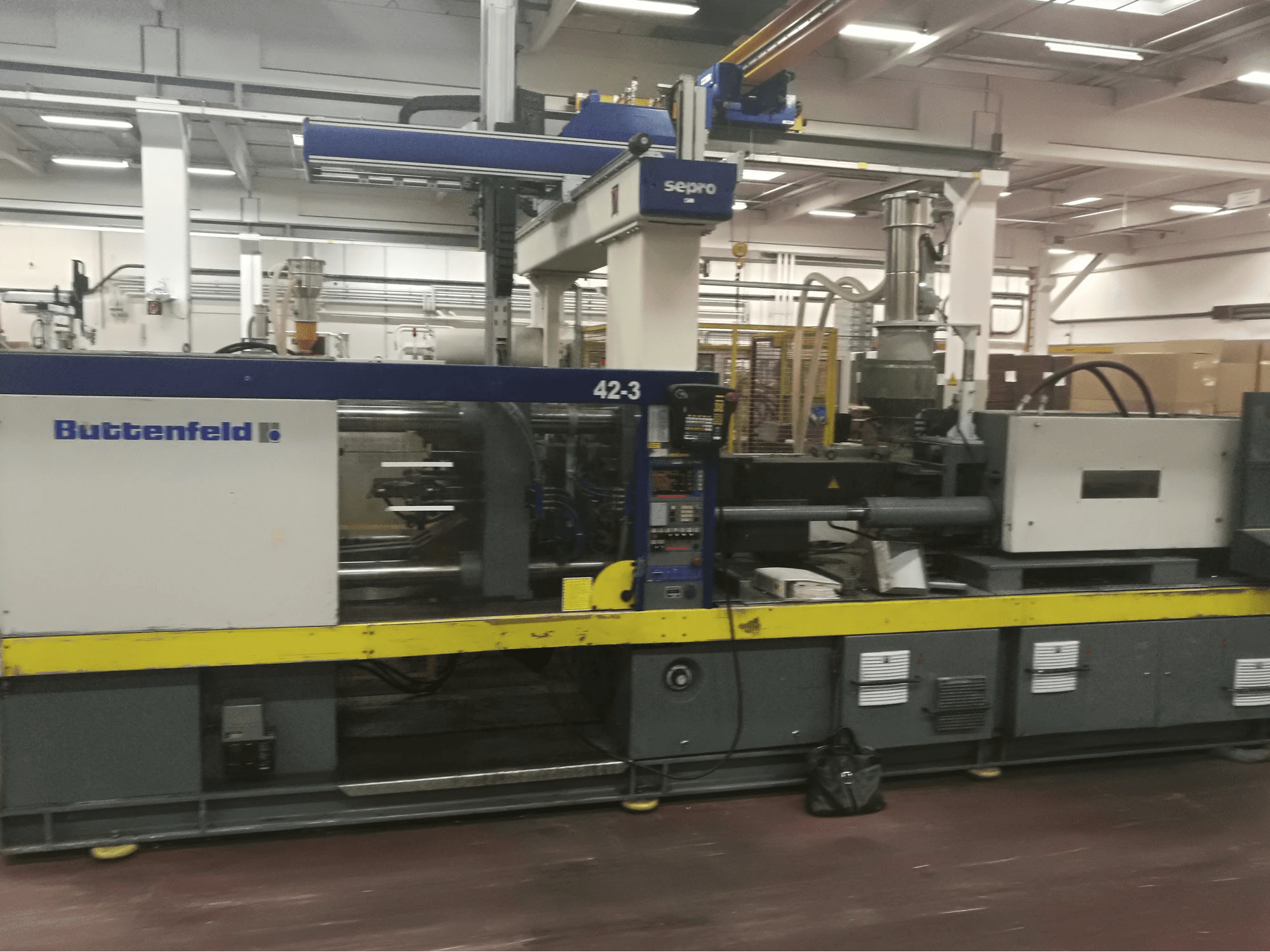 Prikaz stroja Battenfeld BKT 2500/1250 sprijeda