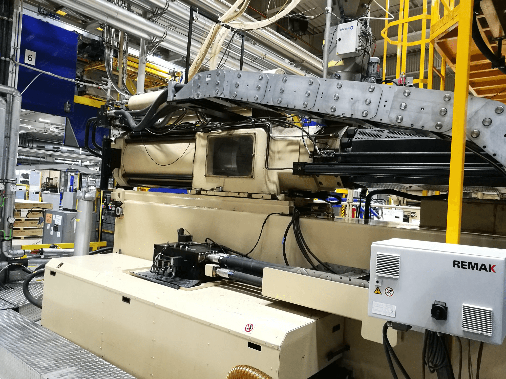 Prikaz 2 stroja Husky E 3150 RS 170-155 sprijeda