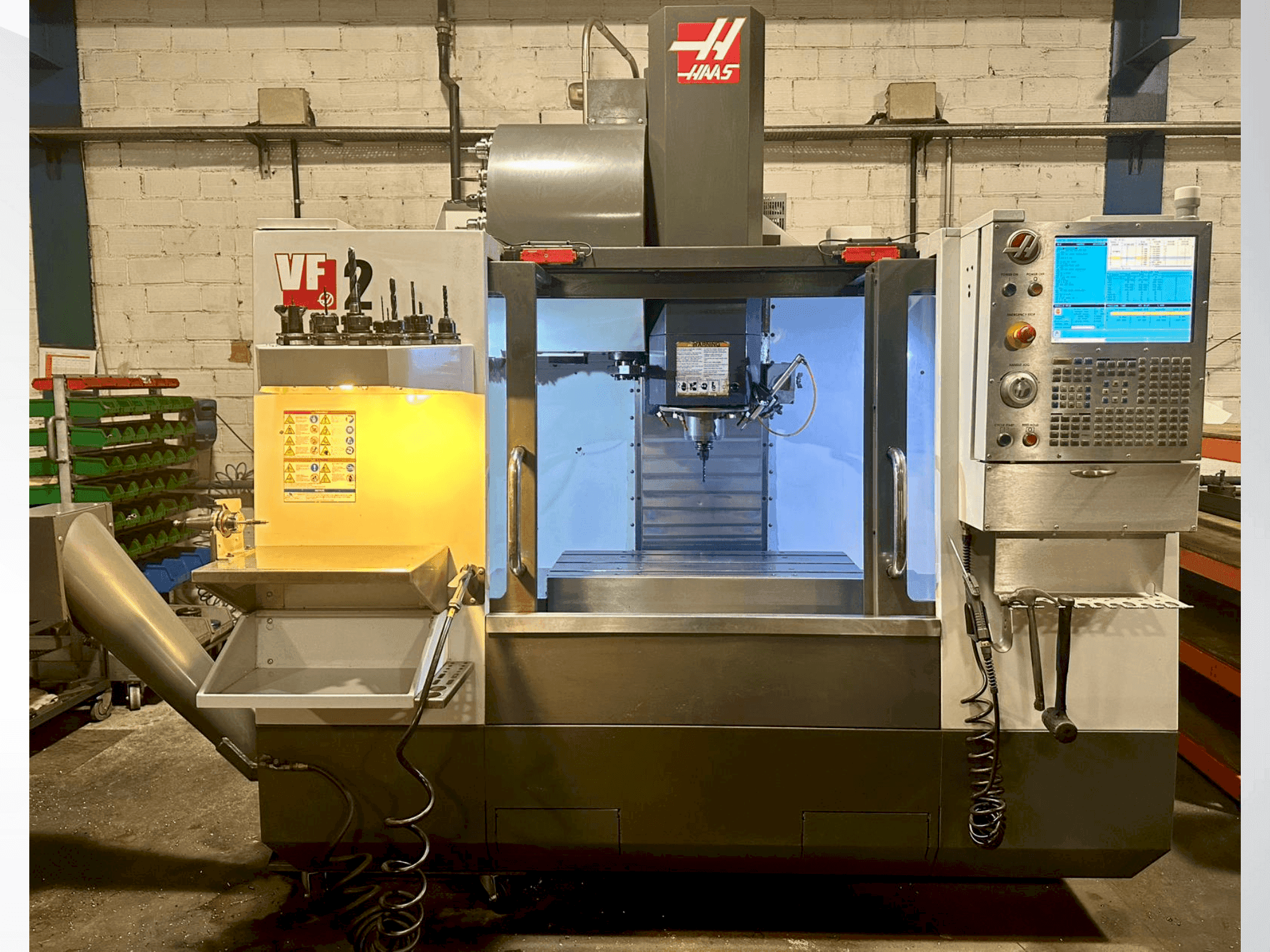 Prikaz stroja HAAS VF-2 sprijeda