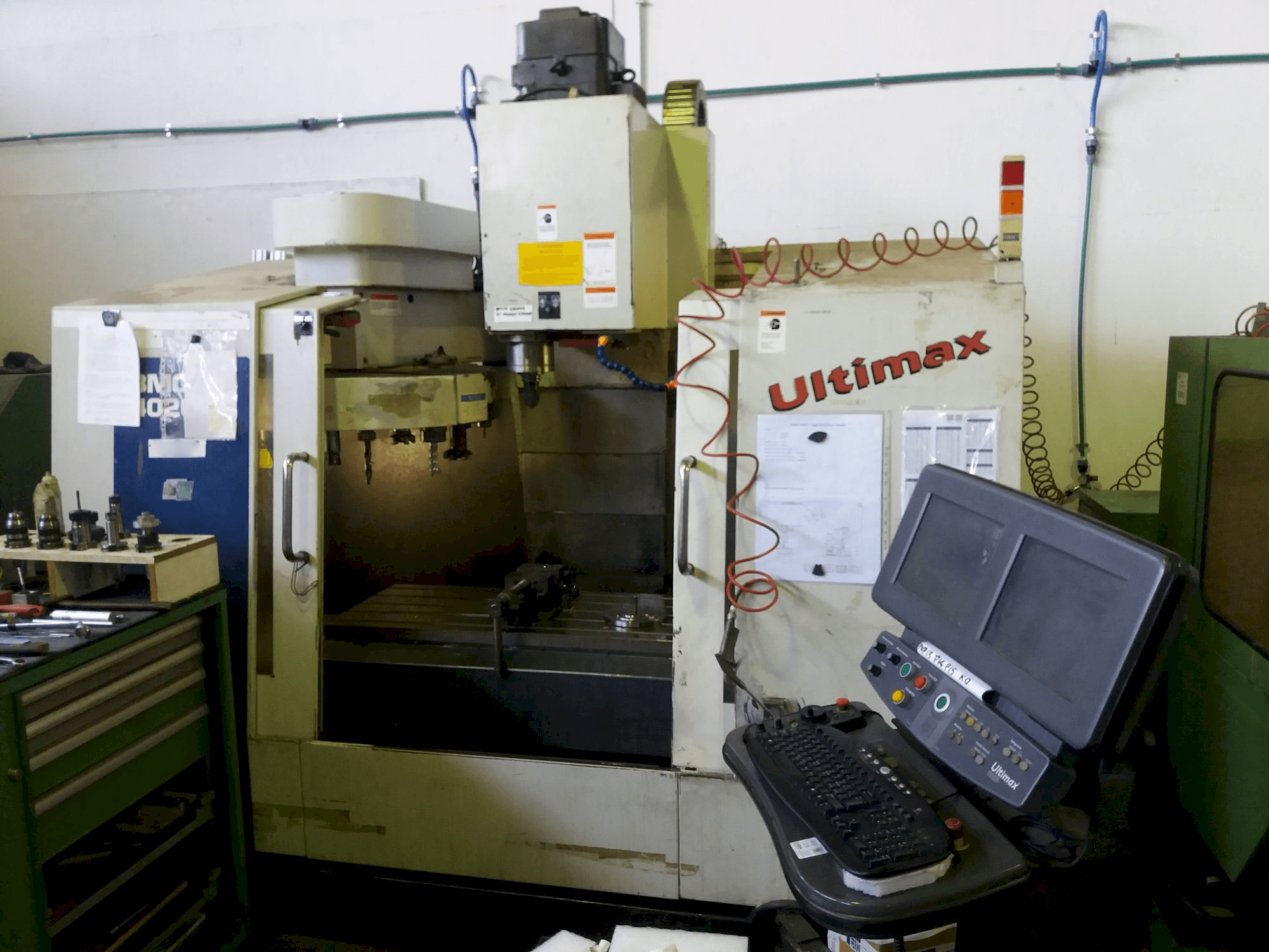 Prikaz stroja Hurco BMC 420 HT sprijeda