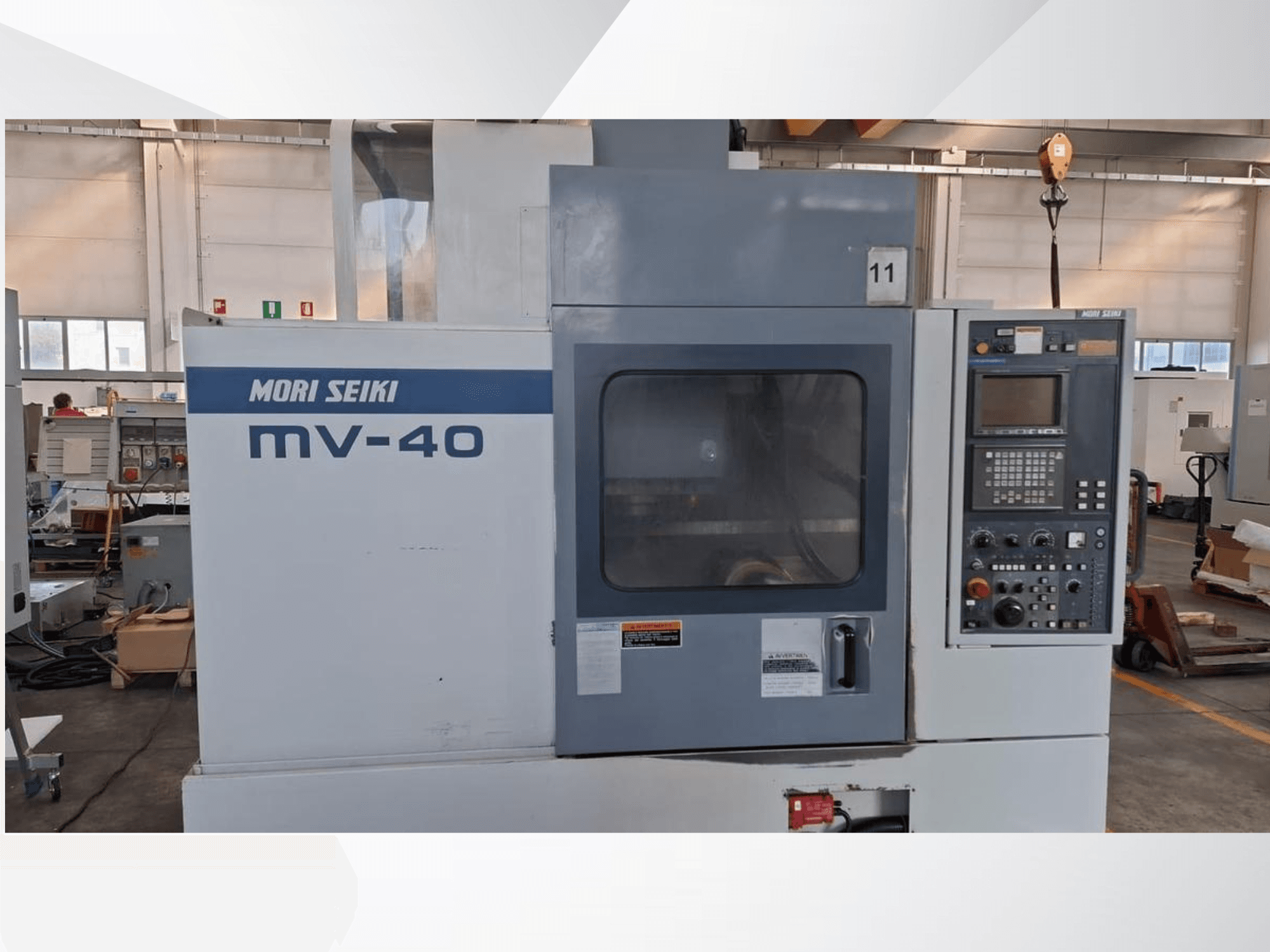 Vertikalni obradni centar MORI SEIKI MV-40, prednji pogled s upravljačkom pločom i prozorom, u radioničkom okruženju.