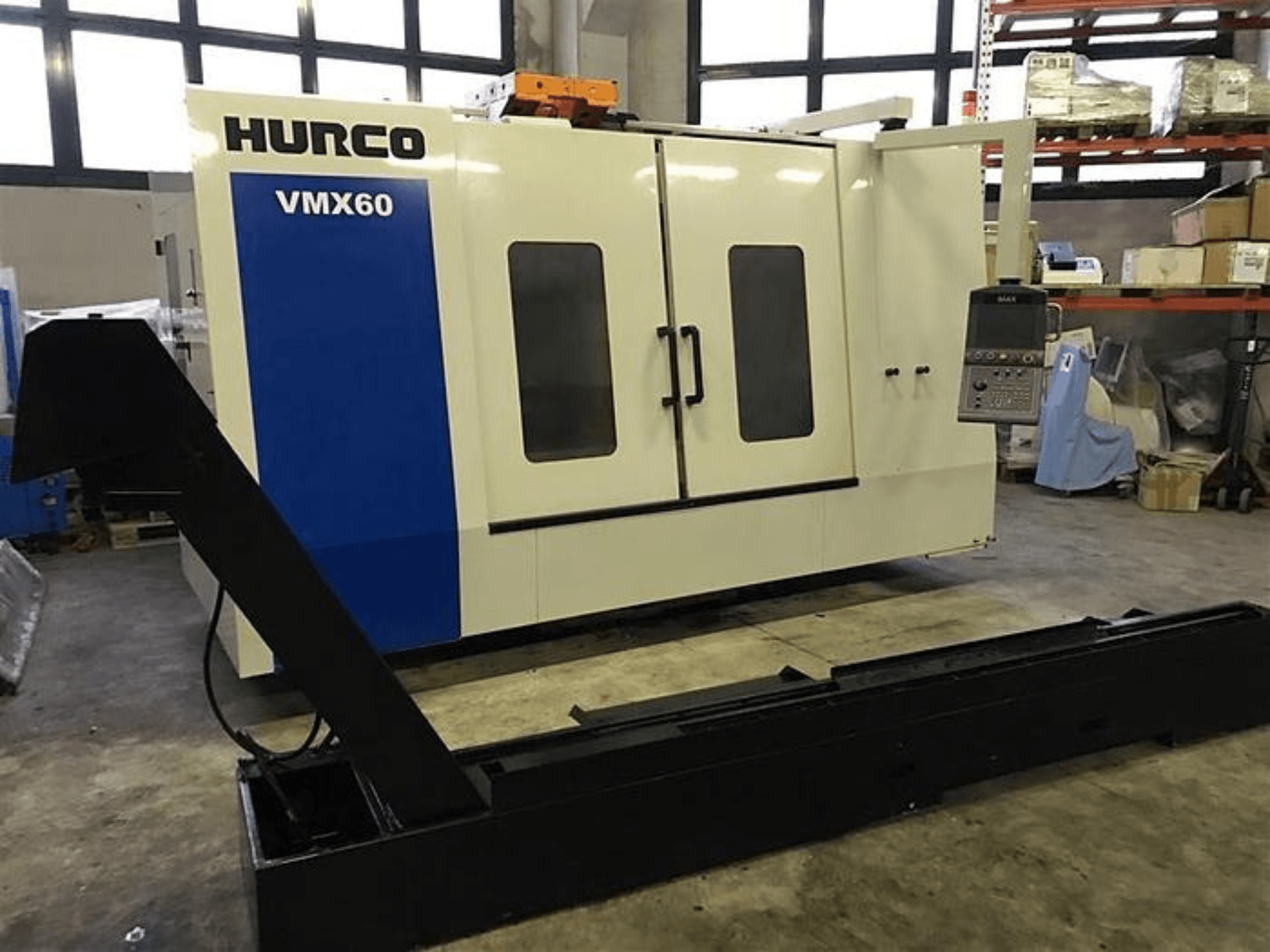 HURCO VMX60 CNC stroj u radionici, prednji pogled, s upravljačkom pločom i pričvršćenom crnom potpornom šinom.