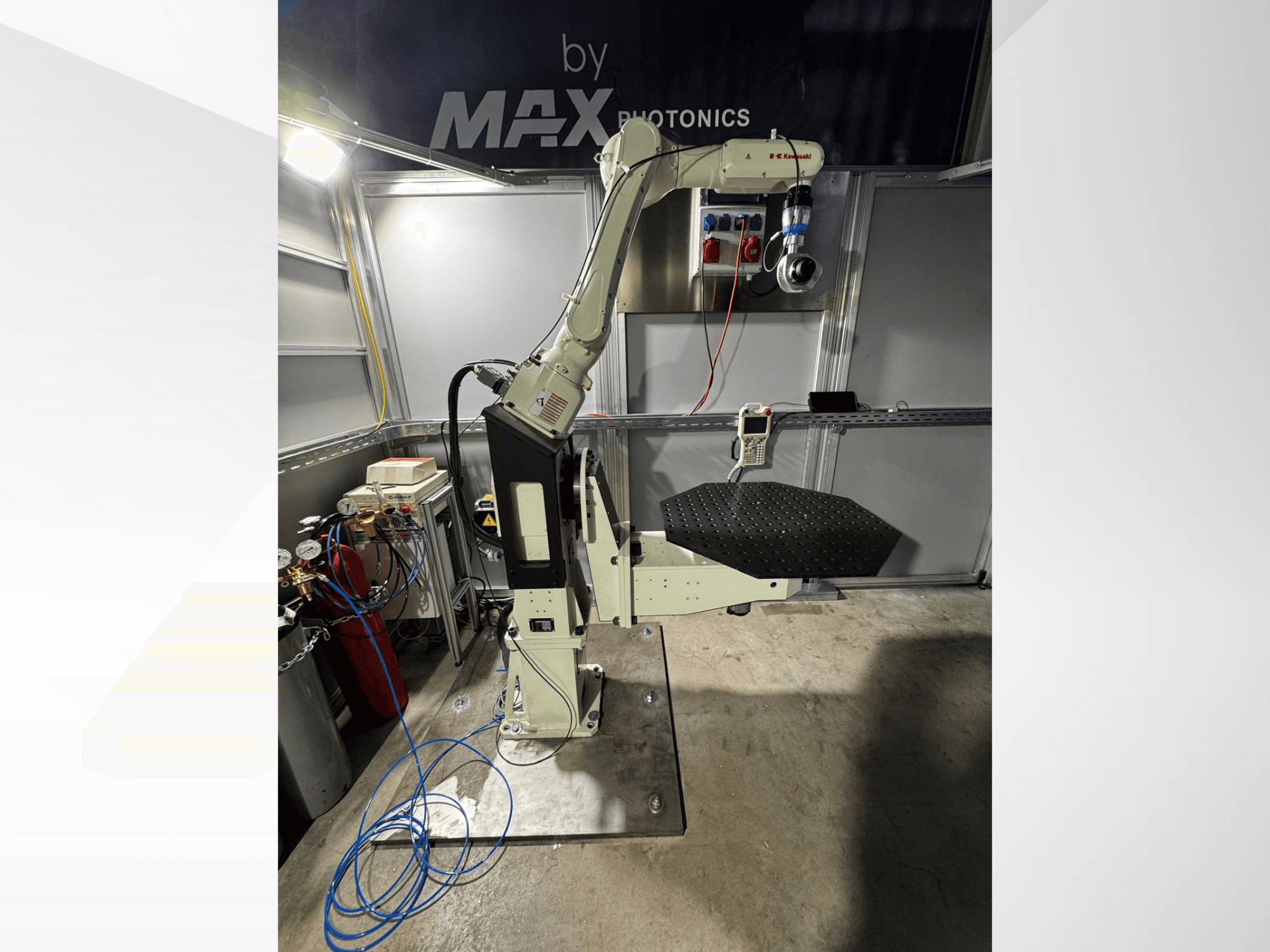 Max Photonics robotska ruka, pogled sprijeda, s crnom perforiranom platformom i upravljačkom pločom s mjeračima i kabelima.