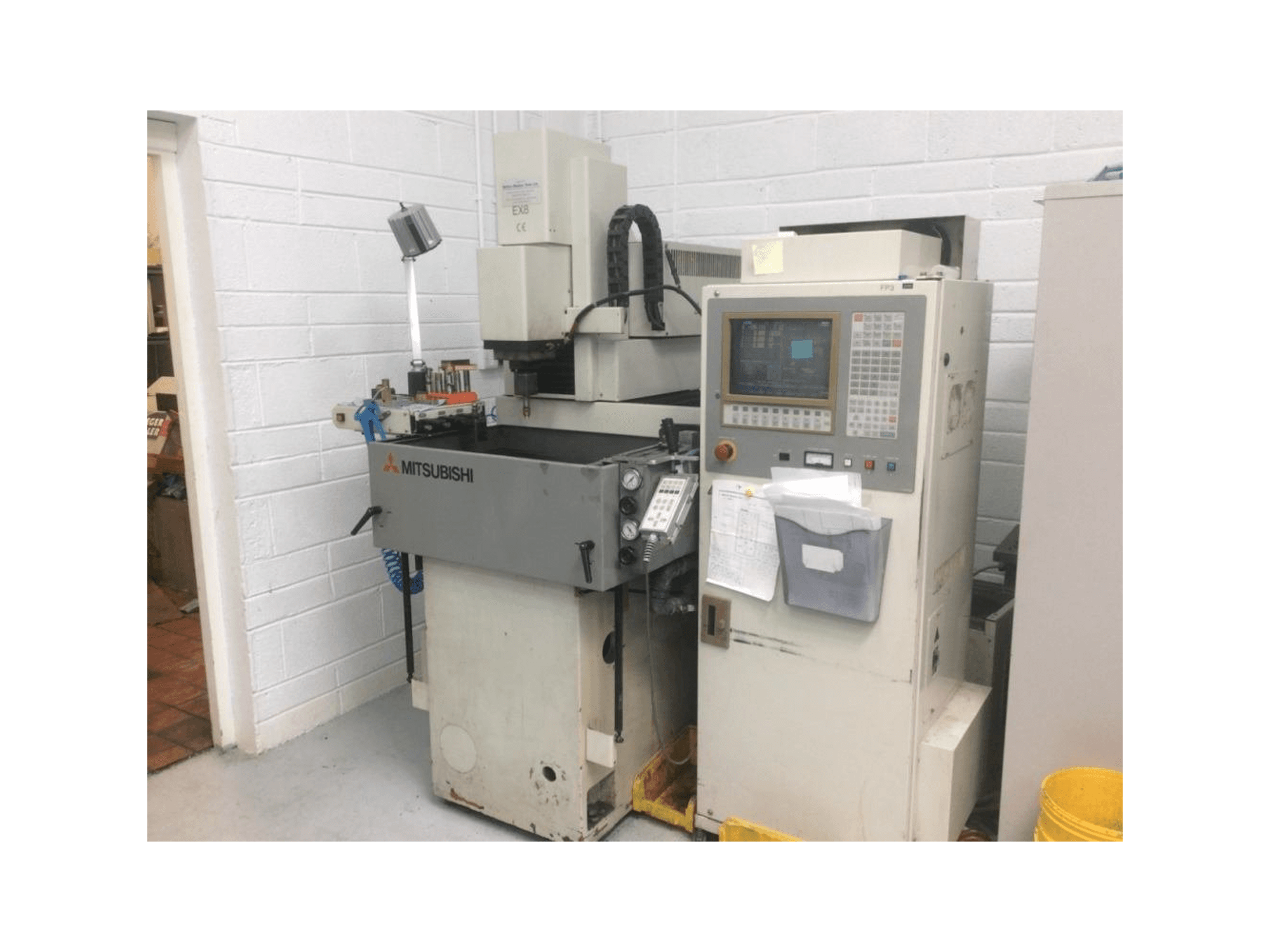 Prikaz stroja Mitsubishi EX 8 sprijeda