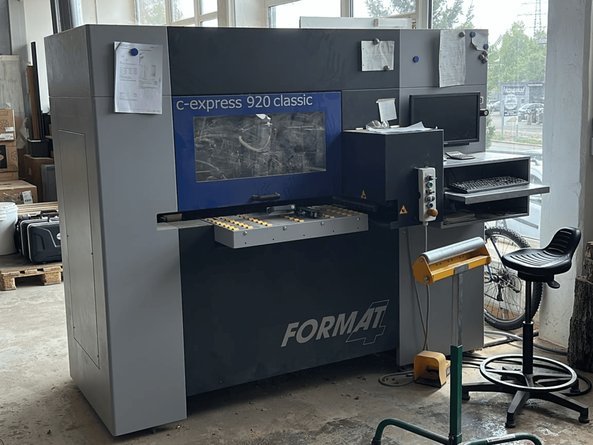 CNC centar za obradu drva FORMAT4 c-express 920 classic, prednji pogled s upravljačkom pločom i radnim prostorom.