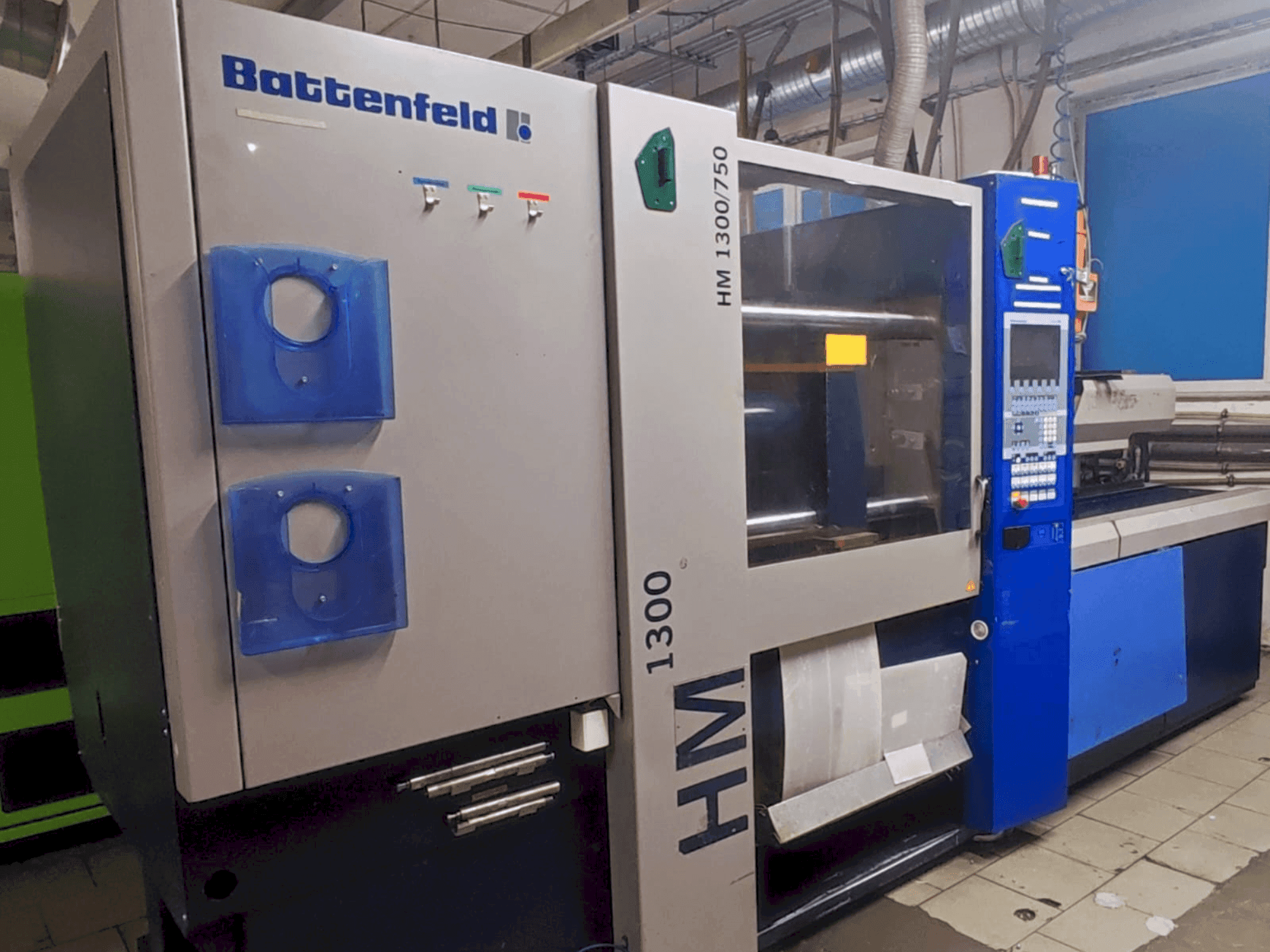 Prikaz stroja Battenfeld HM 1300/750 sprijeda